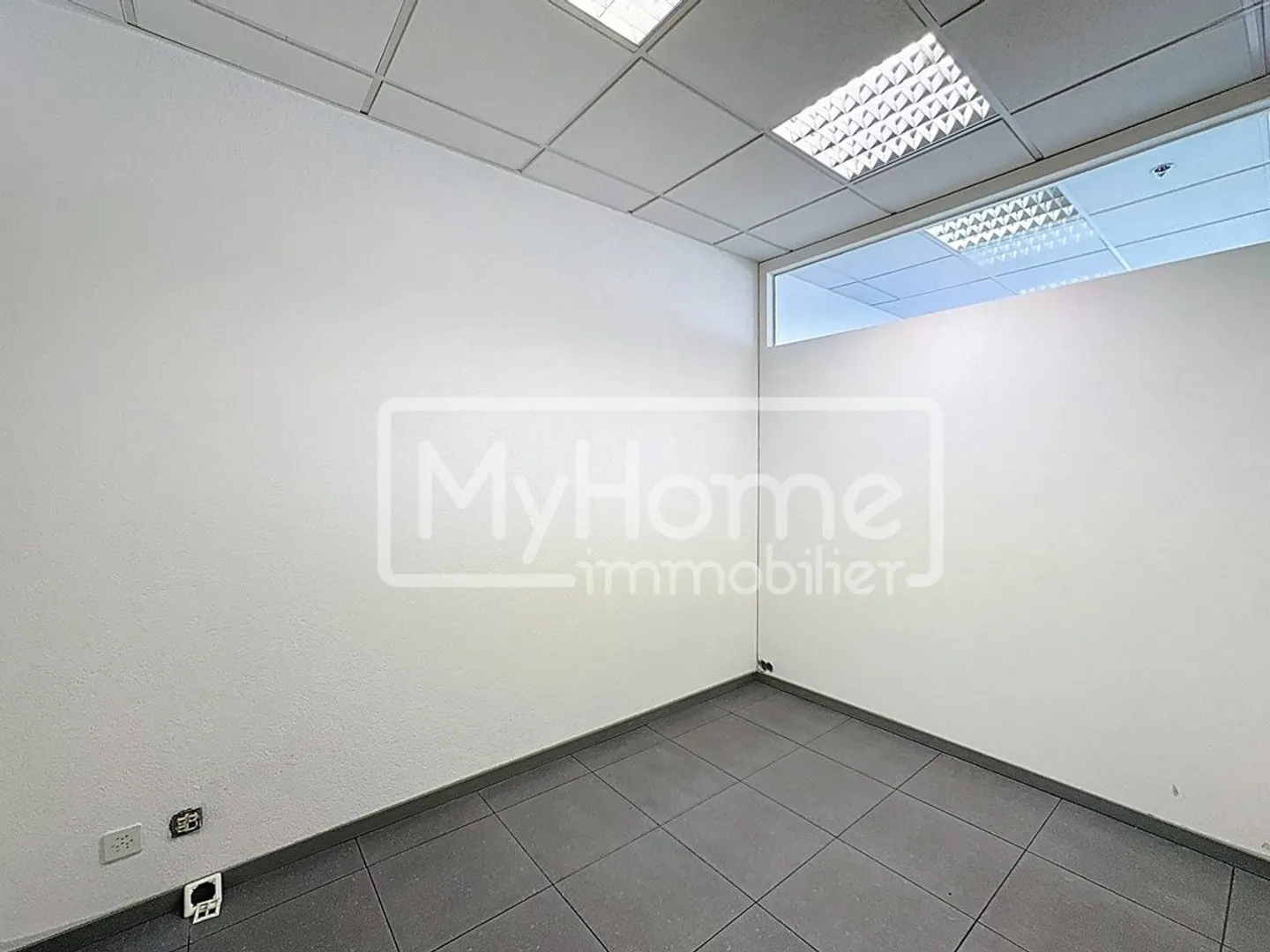 Ampio locale di 516 m2 con più di 9 stanze a Lonay - Foto 12 di 12