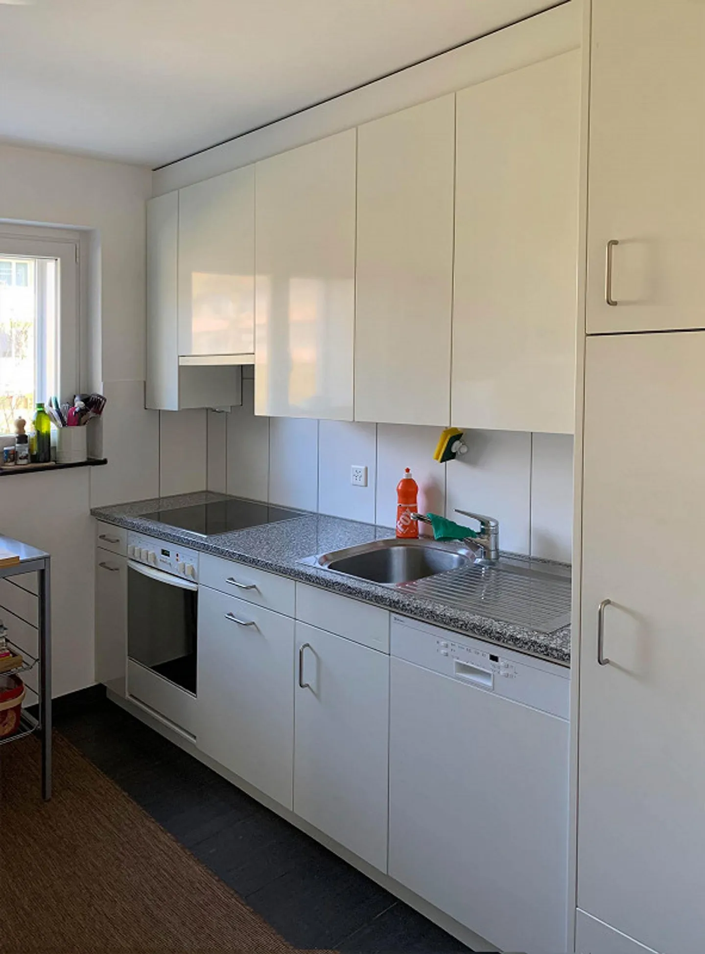 Attractive 3-room apartment on the ground floor in a popular neighborhood - Photo 2 of 8