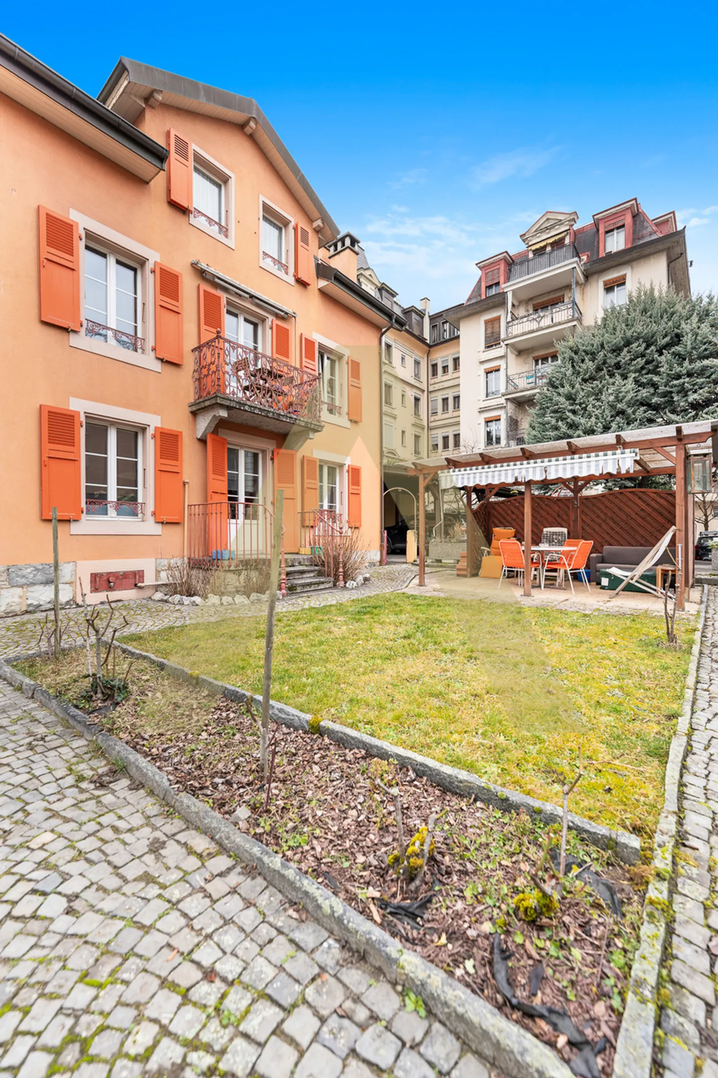 Maison de ville avec potentiel - Photo 1 sur 5