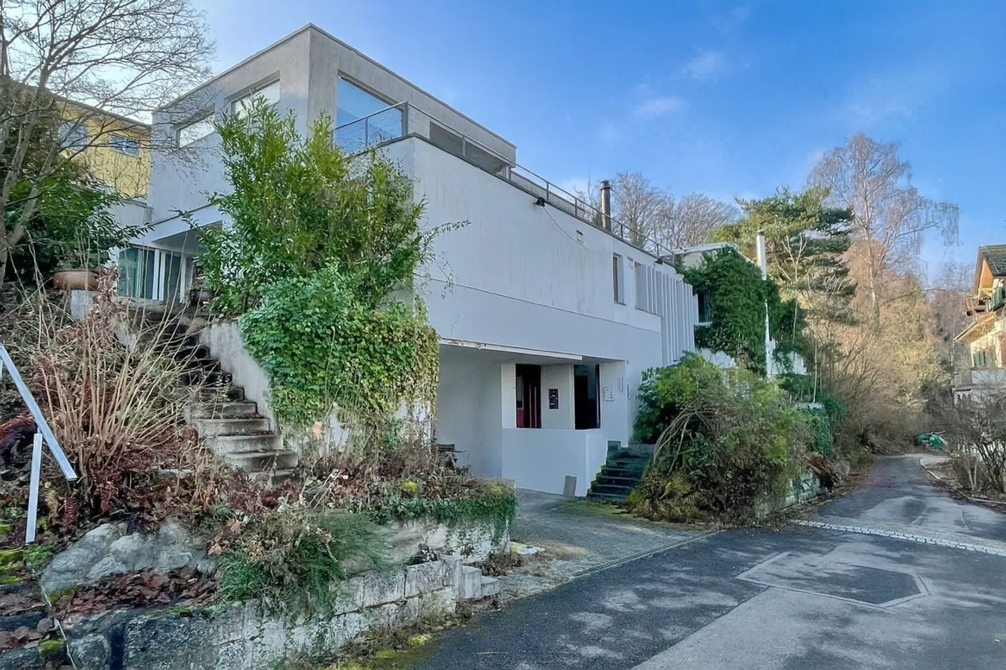 Ampia casa unifamiliare con architettura unica in una tranquilla posizione privilegiata con un grande giardino - Foto 1 di 13