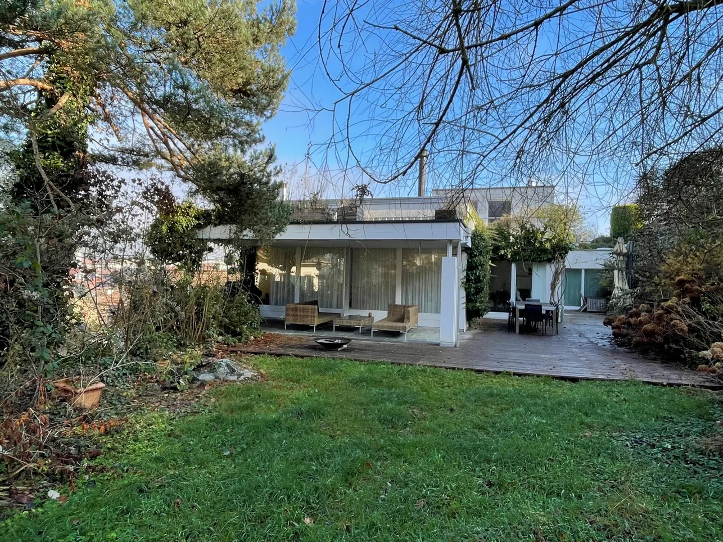 Ampia casa unifamiliare con architettura unica in una tranquilla posizione privilegiata con un grande giardino - Foto 2 di 13