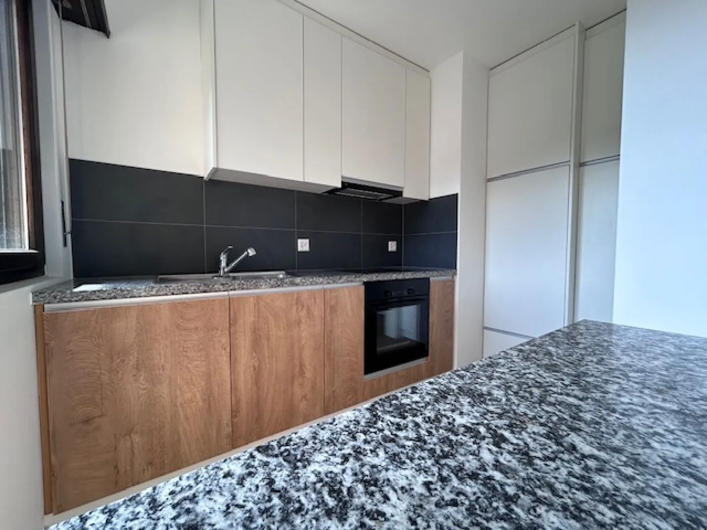 RENOVATED AND BRIGHT 3.5-ROOM APARTMENT - Photo 2 of 13