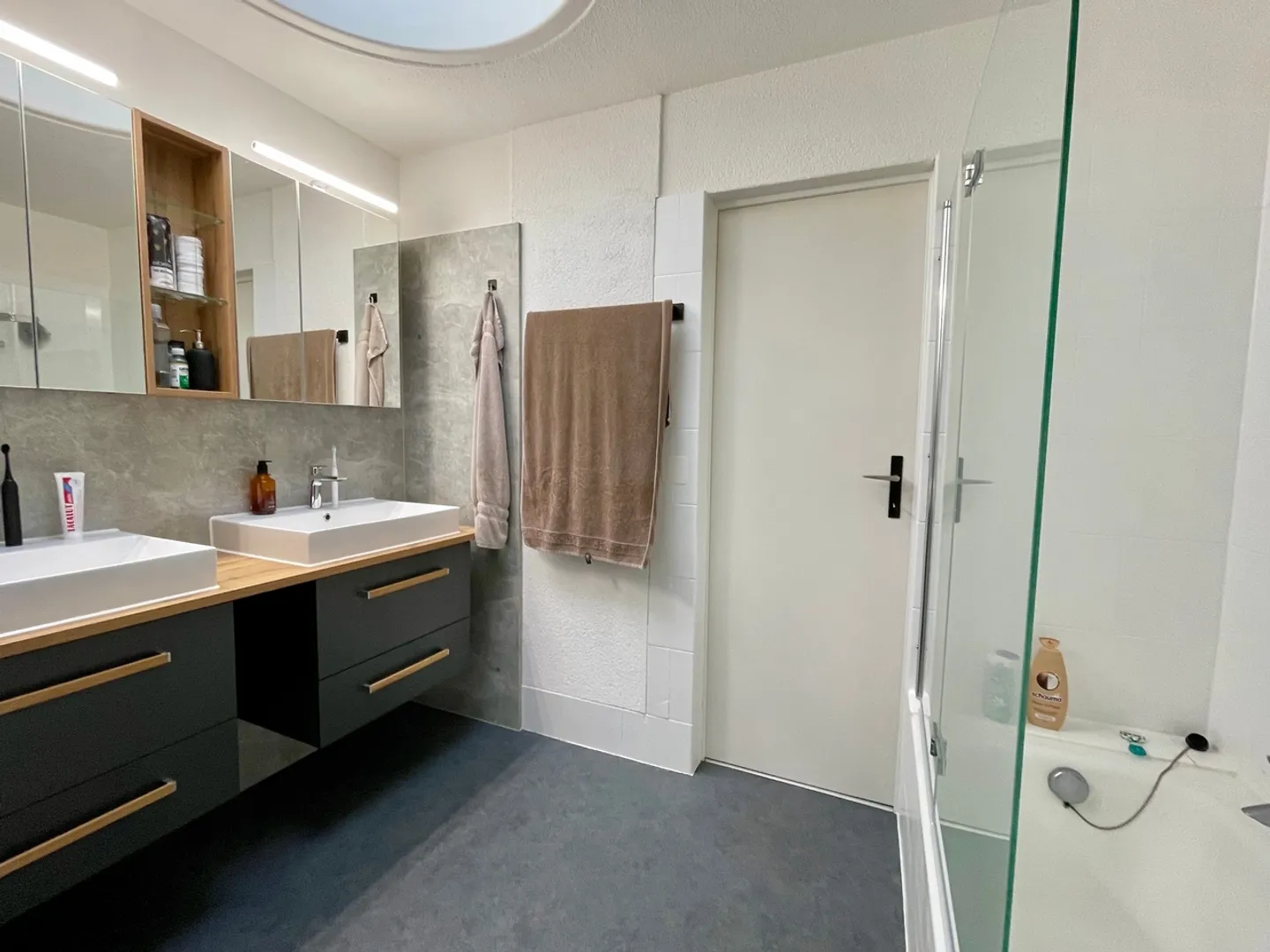 Ampia casa unifamiliare con architettura unica in una tranquilla posizione privilegiata con un grande giardino - Foto 10 di 13