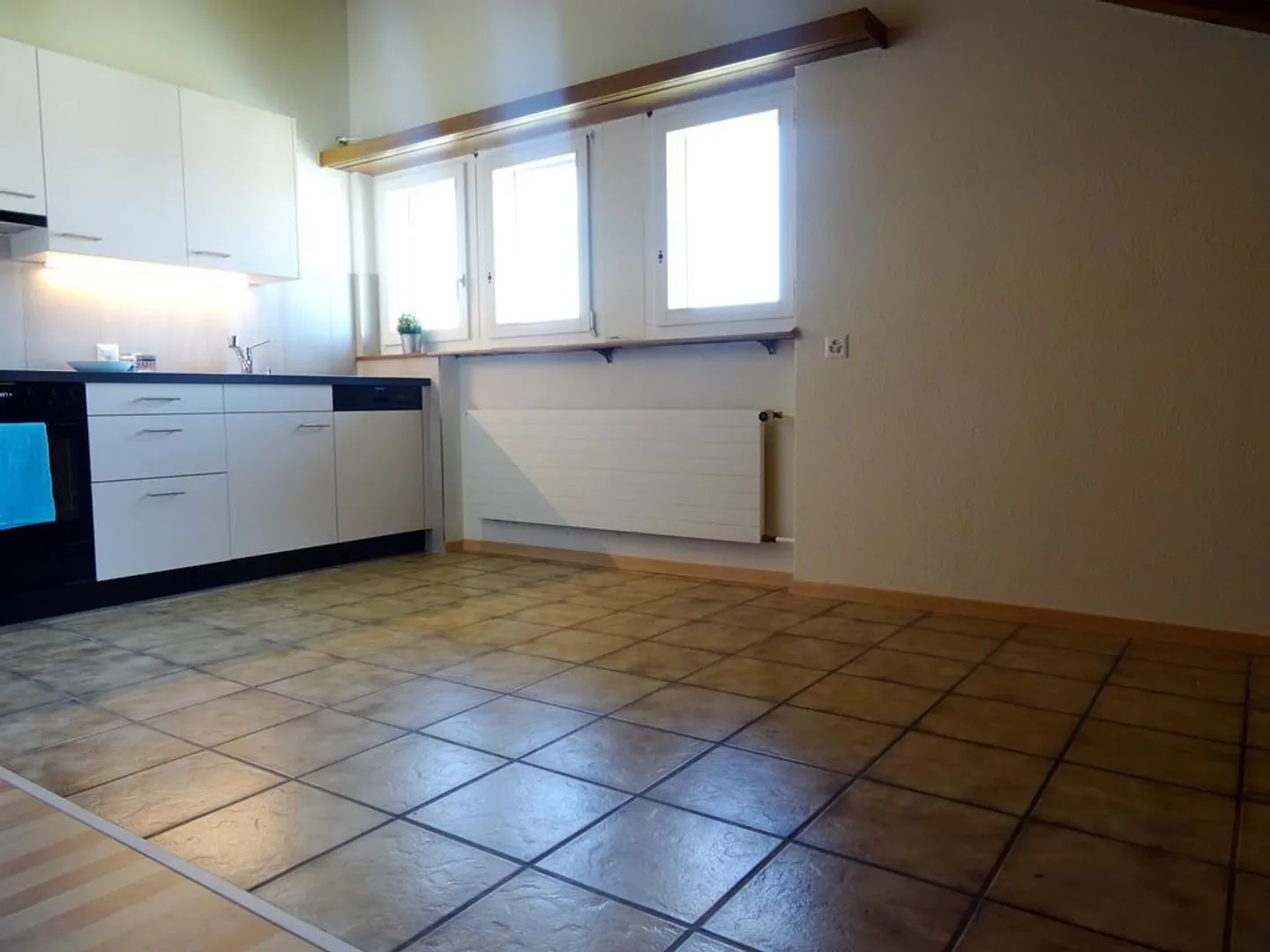 HEIMELIGE DACHWOHNUNG IM HERZEN VON BÜSSERACH - Foto 2 von 12