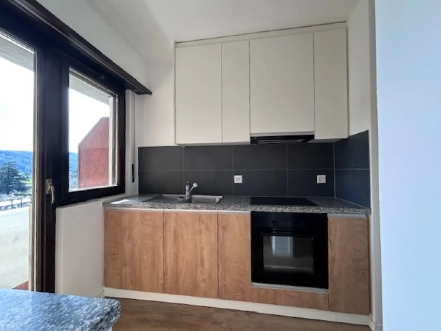 RENOVATED AND BRIGHT 3.5-ROOM APARTMENT - Photo 4 of 13