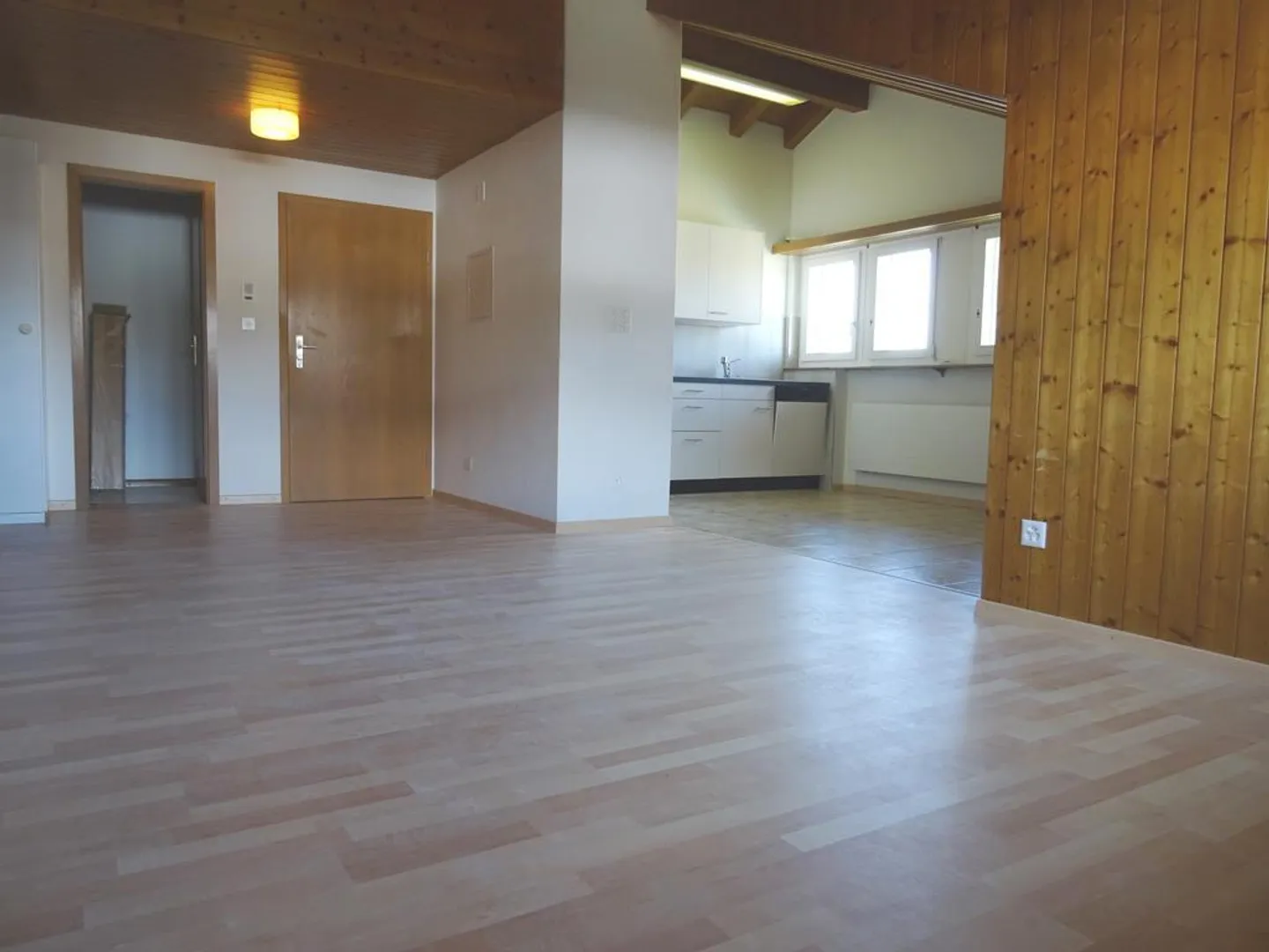 HEIMELIGE DACHWOHNUNG IM HERZEN VON BÜSSERACH - Foto 3 von 12