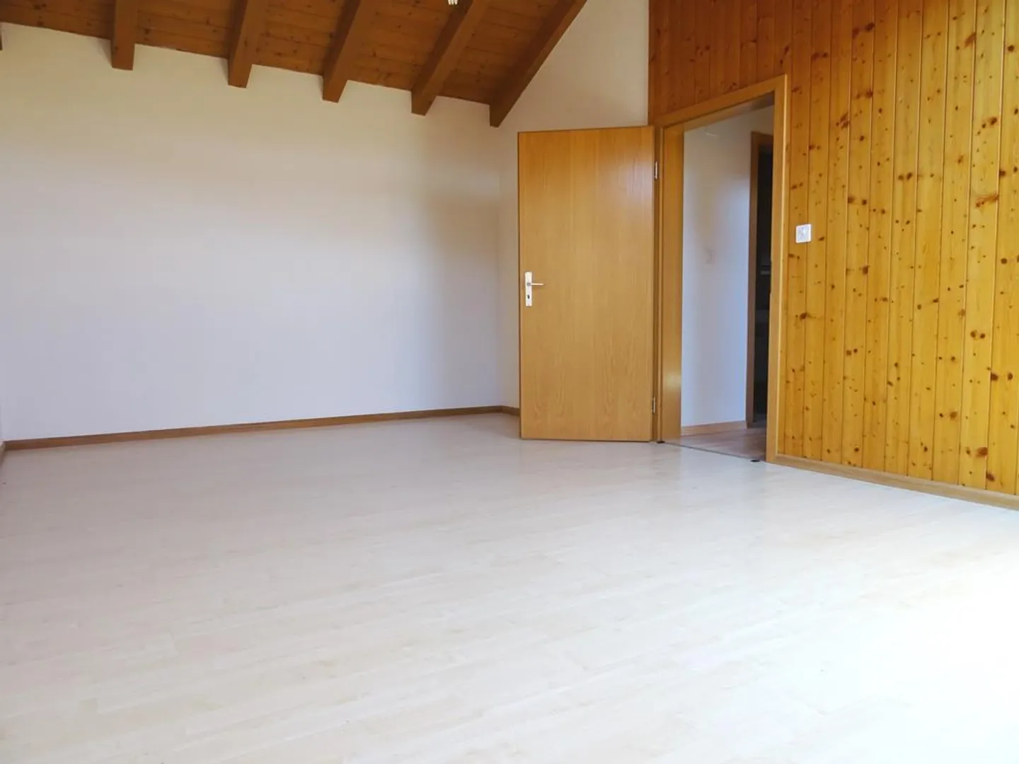 HEIMELIGE DACHWOHNUNG IM HERZEN VON BÜSSERACH - Foto 9 von 12