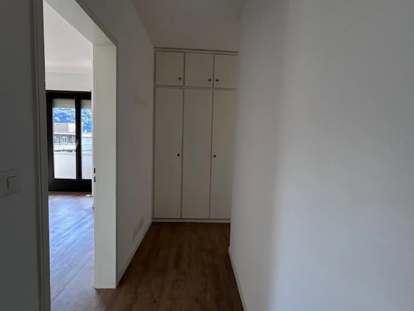RENOVATED AND BRIGHT 3.5-ROOM APARTMENT - Photo 6 of 13