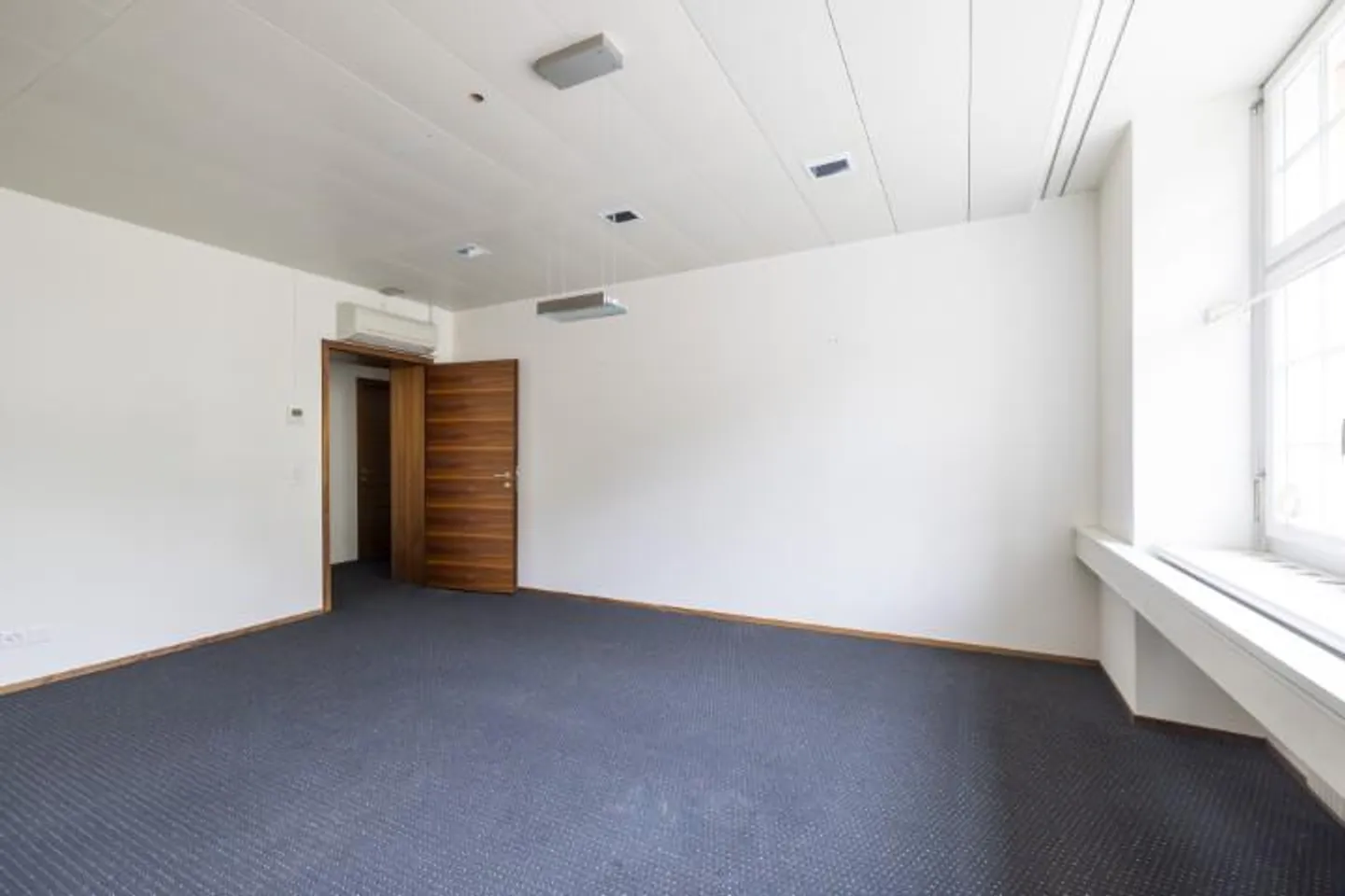 Modern office space - Photo 4 of 7