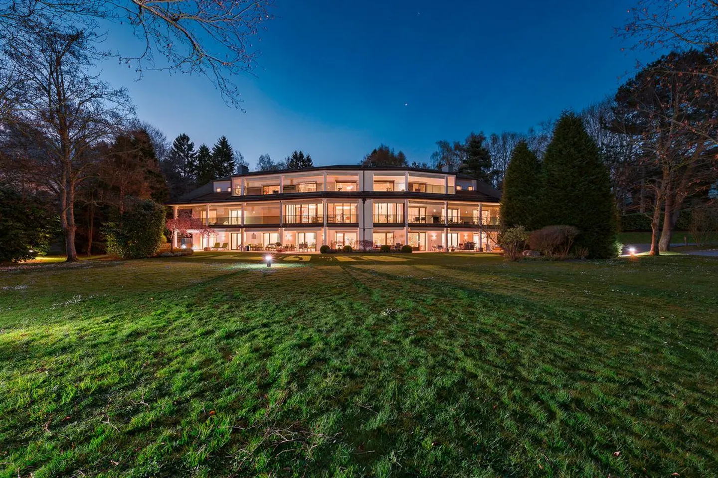 Außergewöhnliche Wohnung in einer grünen Umgebung am Rande des Golf von Lausanne - Foto 1 von 5
