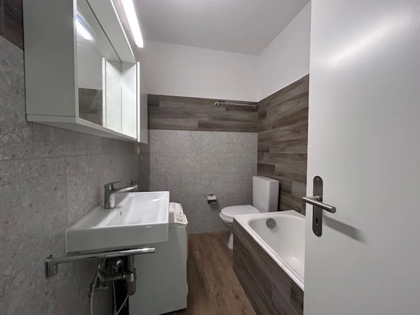 RENOVATED AND BRIGHT 3.5-ROOM APARTMENT - Photo 9 of 13