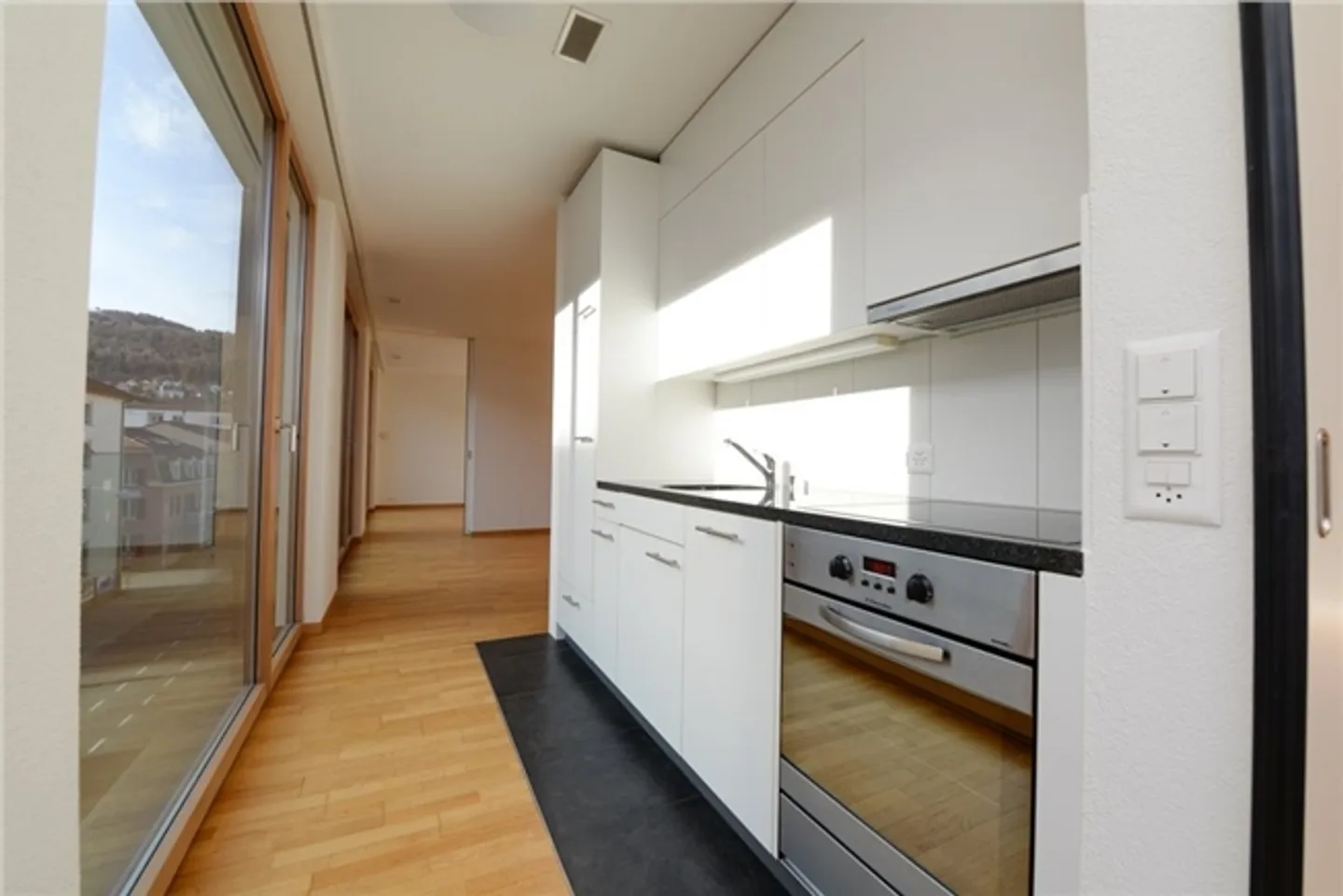 In proximity to the center with a large balcony - Photo 5 of 11