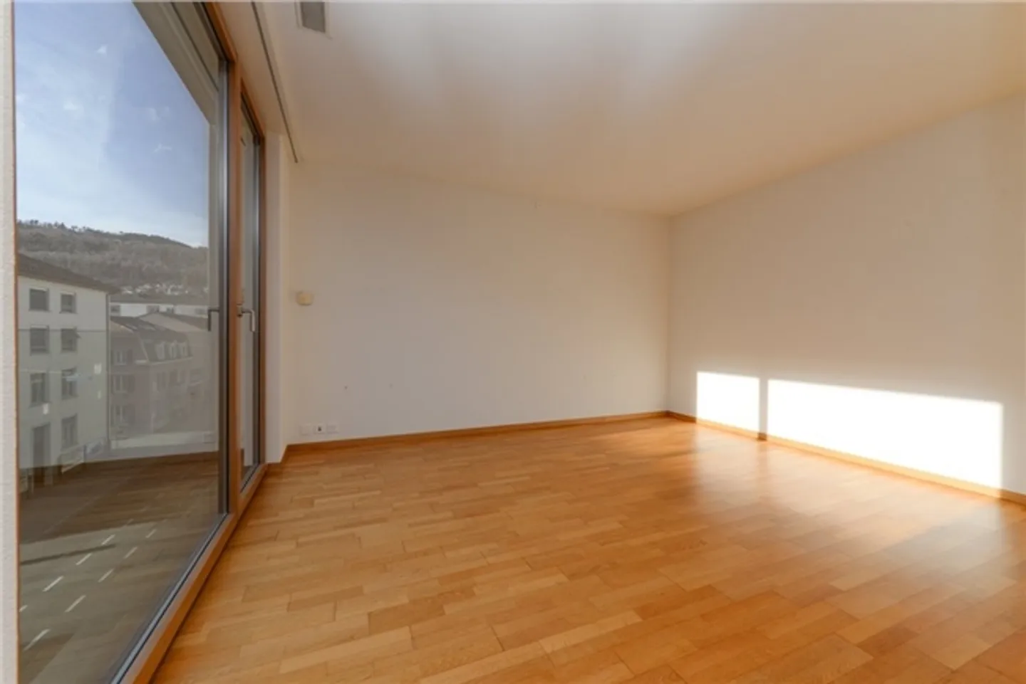 In proximity to the center with a large balcony - Photo 3 of 11