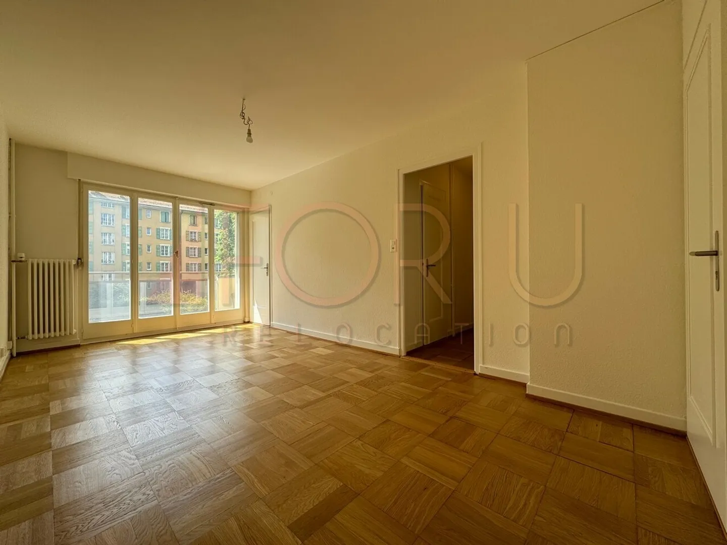 Beautiful renovated 2-room apartment with balcony in a quiet area in Carouge - Photo 2 of 6