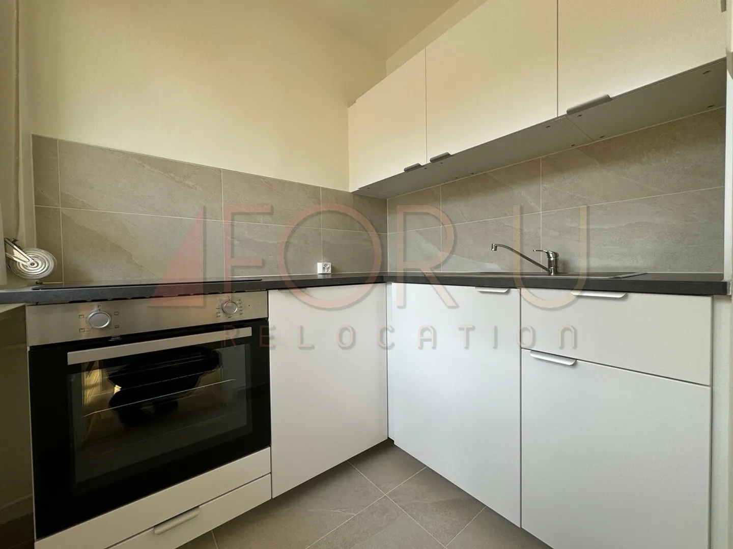 Beautiful renovated 2-room apartment with balcony in a quiet area in Carouge - Photo 3 of 6