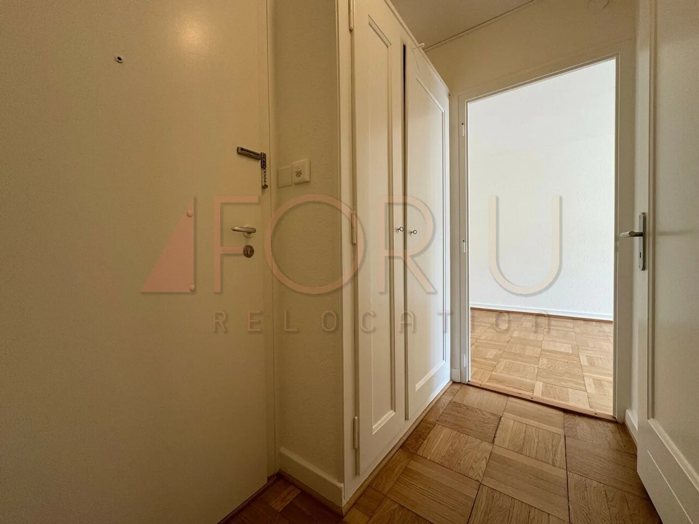 Beautiful renovated 2-room apartment with balcony in a quiet area in Carouge - Photo 4 of 6