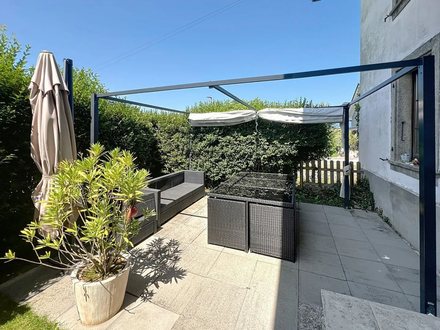 Zweifamilienhaus mit Potenzial für eine Erweiterung um eine weitere Wohnung von etwa 100 m2 - Foto 3 von 13