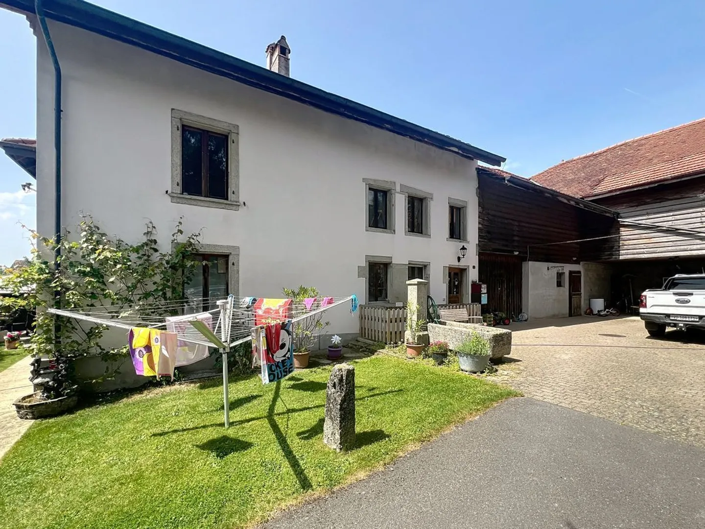 Zweifamilienhaus mit Potenzial für eine Erweiterung um eine weitere Wohnung von etwa 100 m2 - Foto 2 von 13