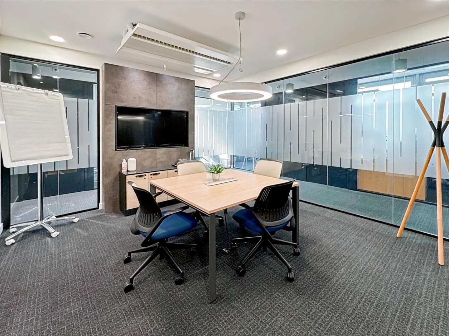 Spazio ufficio tutto incluso per te e il tuo team presso Regus Meyrin - Foto 7 di 16