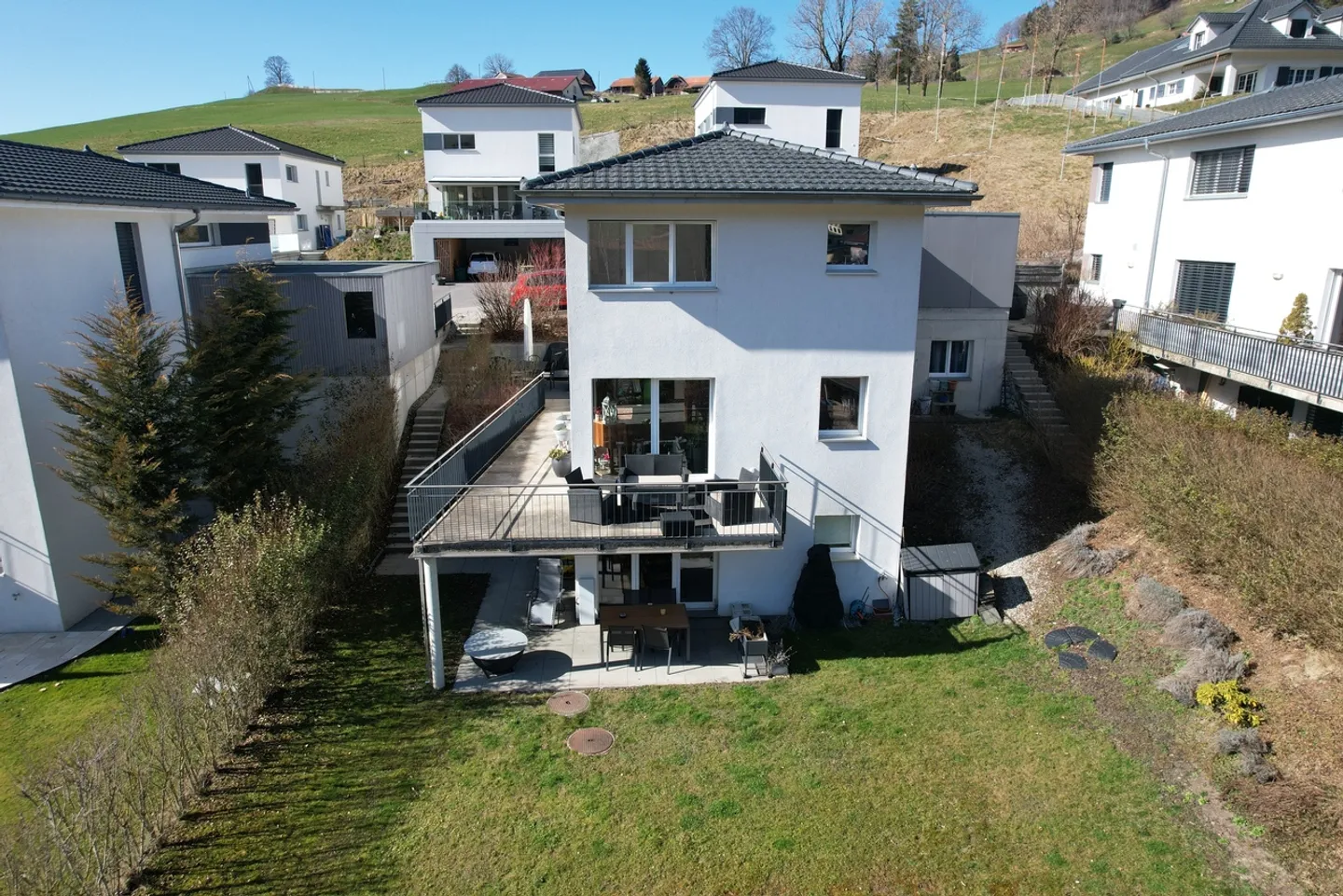 Bungalow individuale affascinante con due appartamenti - Foto 1 di 11