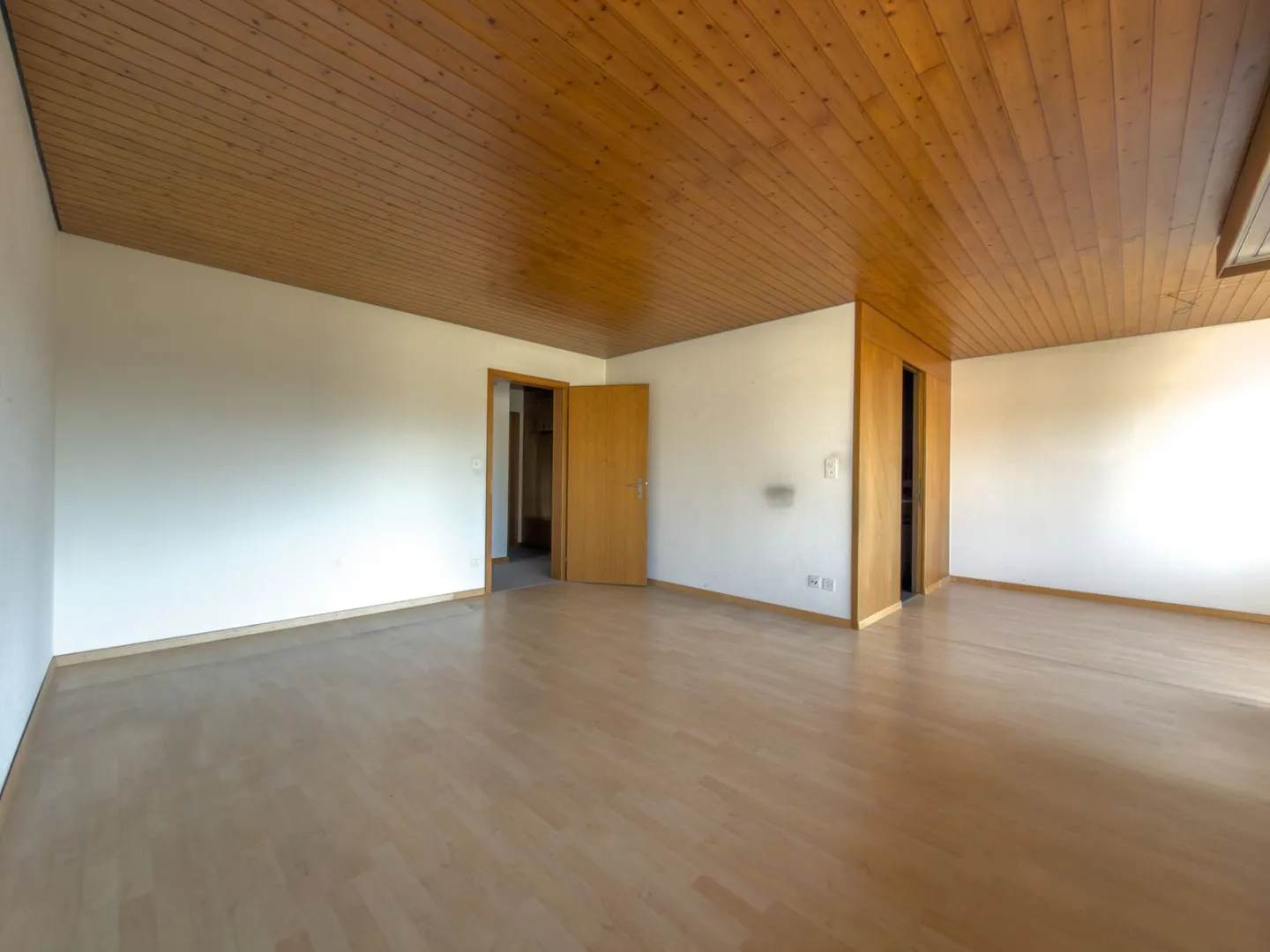 Cozy 4.5 room apartment in a quiet location with hobby room, garage, and plenty of design potential - Photo 4 of 16