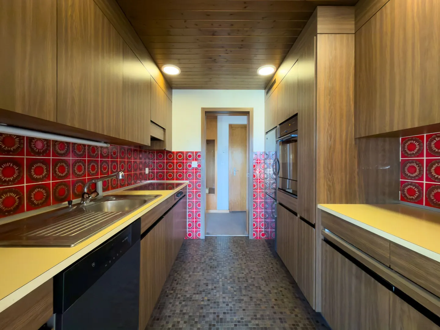 Cozy 4.5 room apartment in a quiet location with hobby room, garage, and plenty of design potential - Photo 7 of 16