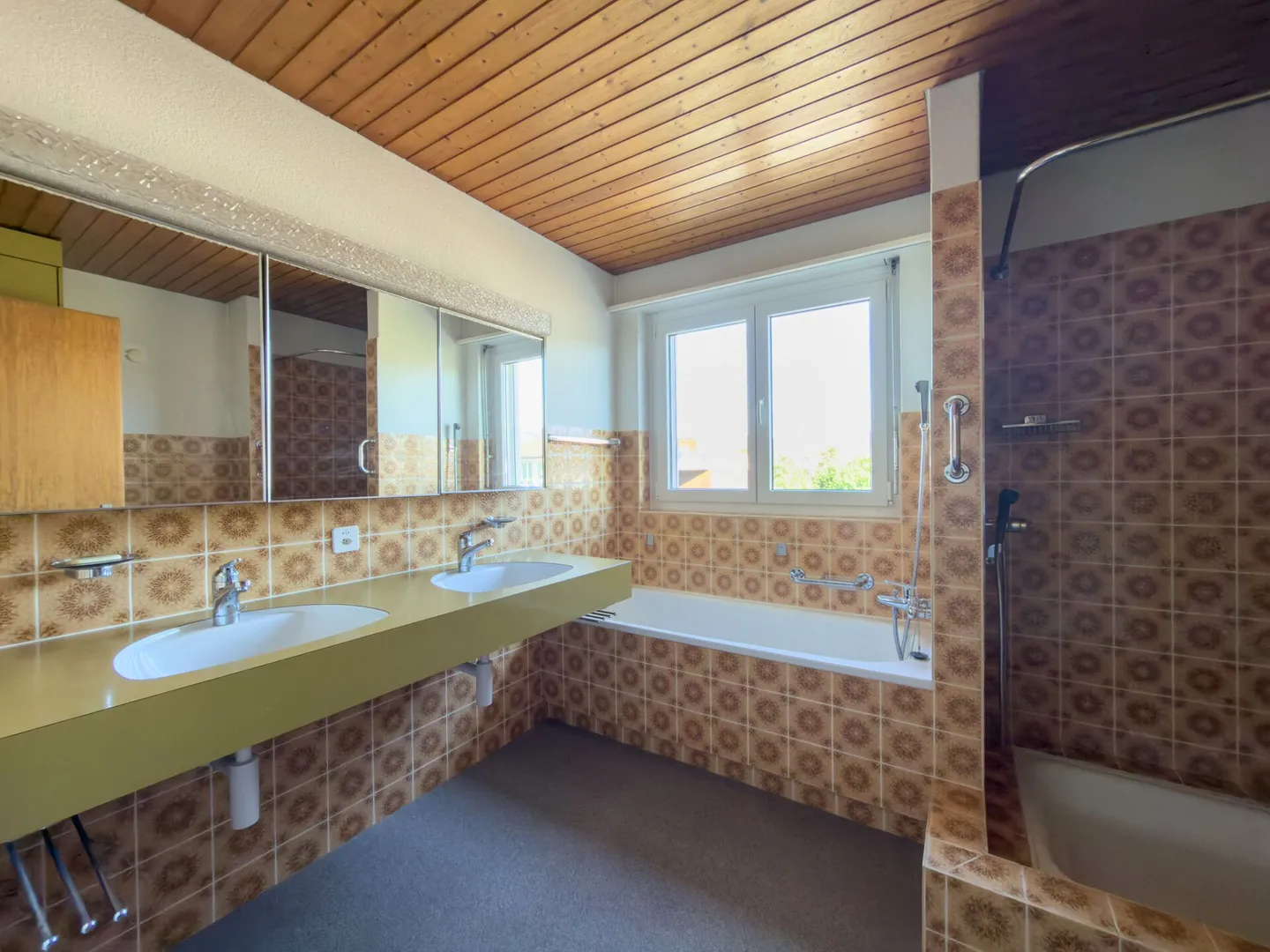 Cozy 4.5 room apartment in a quiet location with hobby room, garage, and plenty of design potential - Photo 13 of 16