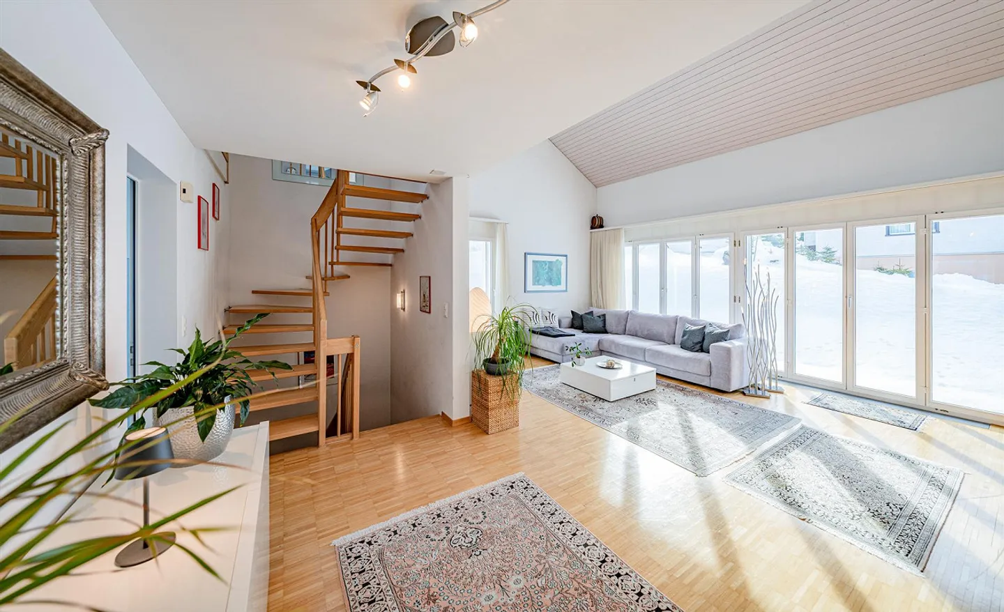 Vivere elegante ad Alpthal: Casa bifamiliare soleggiata di 5,5 stanze - Foto 2 di 8