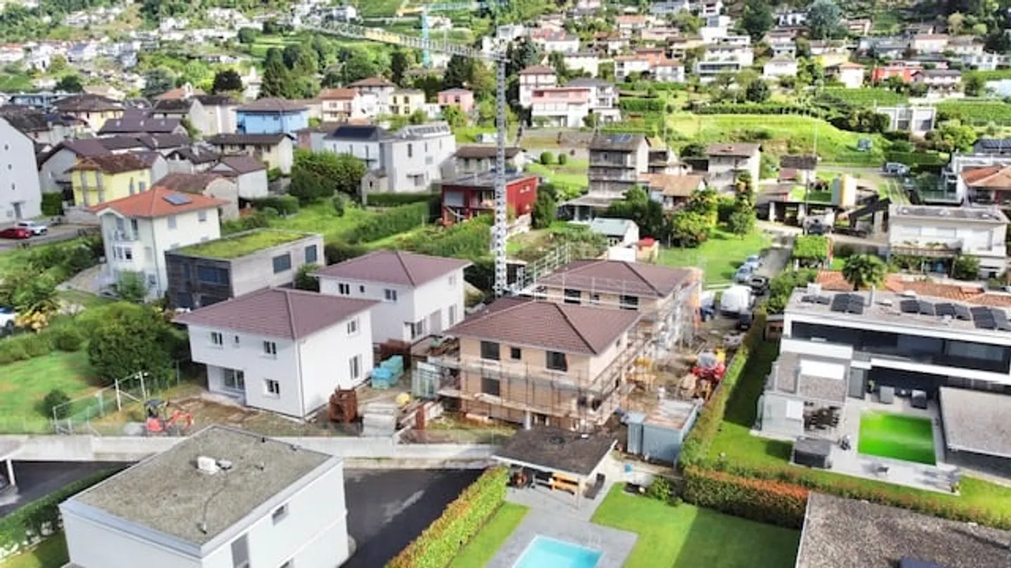 Vente à Cugnasco - Nouvelle maison individuelle avec 5,5 pièces dans un emplacement calme - Photo 1 sur 13