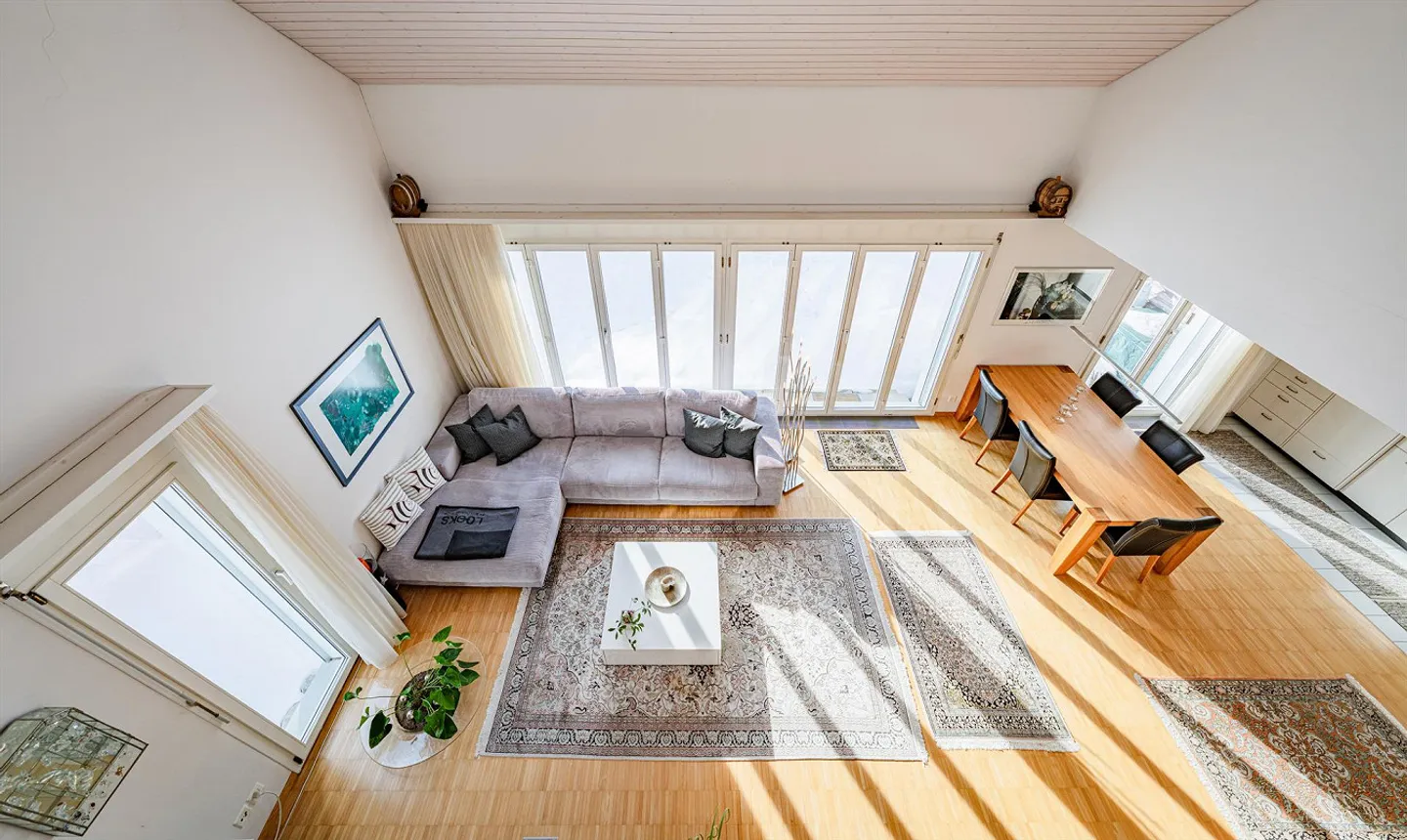 Vivere elegante ad Alpthal: Casa bifamiliare soleggiata di 5,5 stanze - Foto 6 di 8