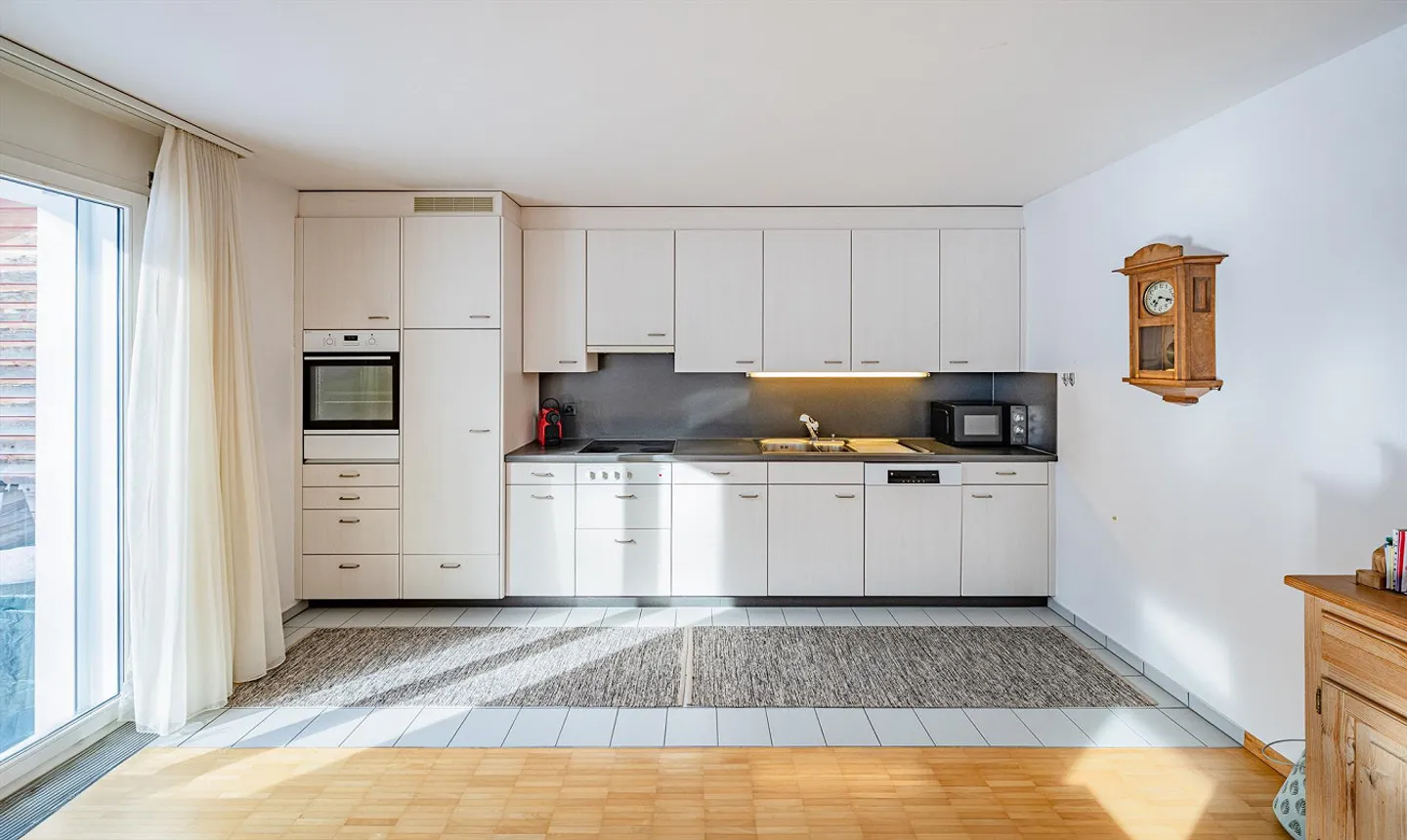 Vivere elegante ad Alpthal: Casa bifamiliare soleggiata di 5,5 stanze - Foto 4 di 8