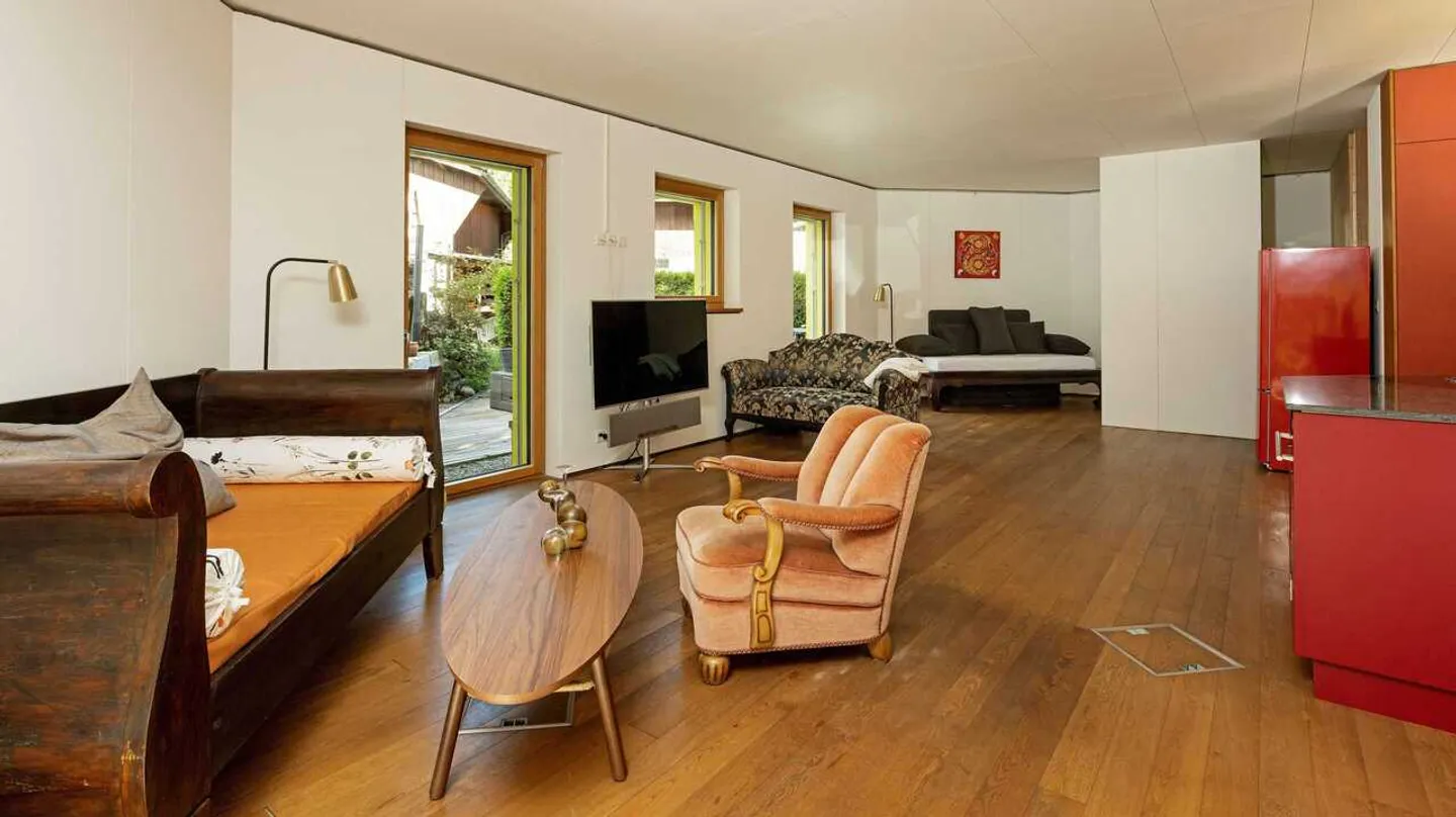 Large 2.5-room apartment with two seating areas unfurnished - Photo 3 of 13