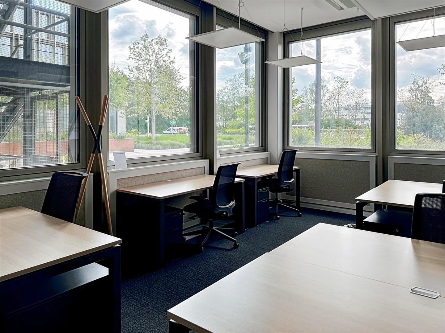 Offener Büroraum für 10 Personen in Regus Meyrin - Foto 2 von 16