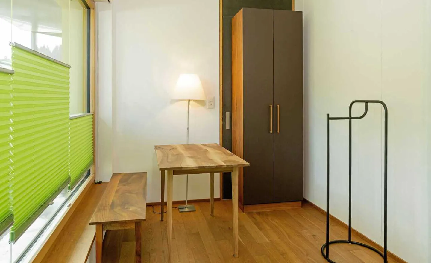 Large 2.5-room apartment with two seating areas unfurnished - Photo 6 of 13