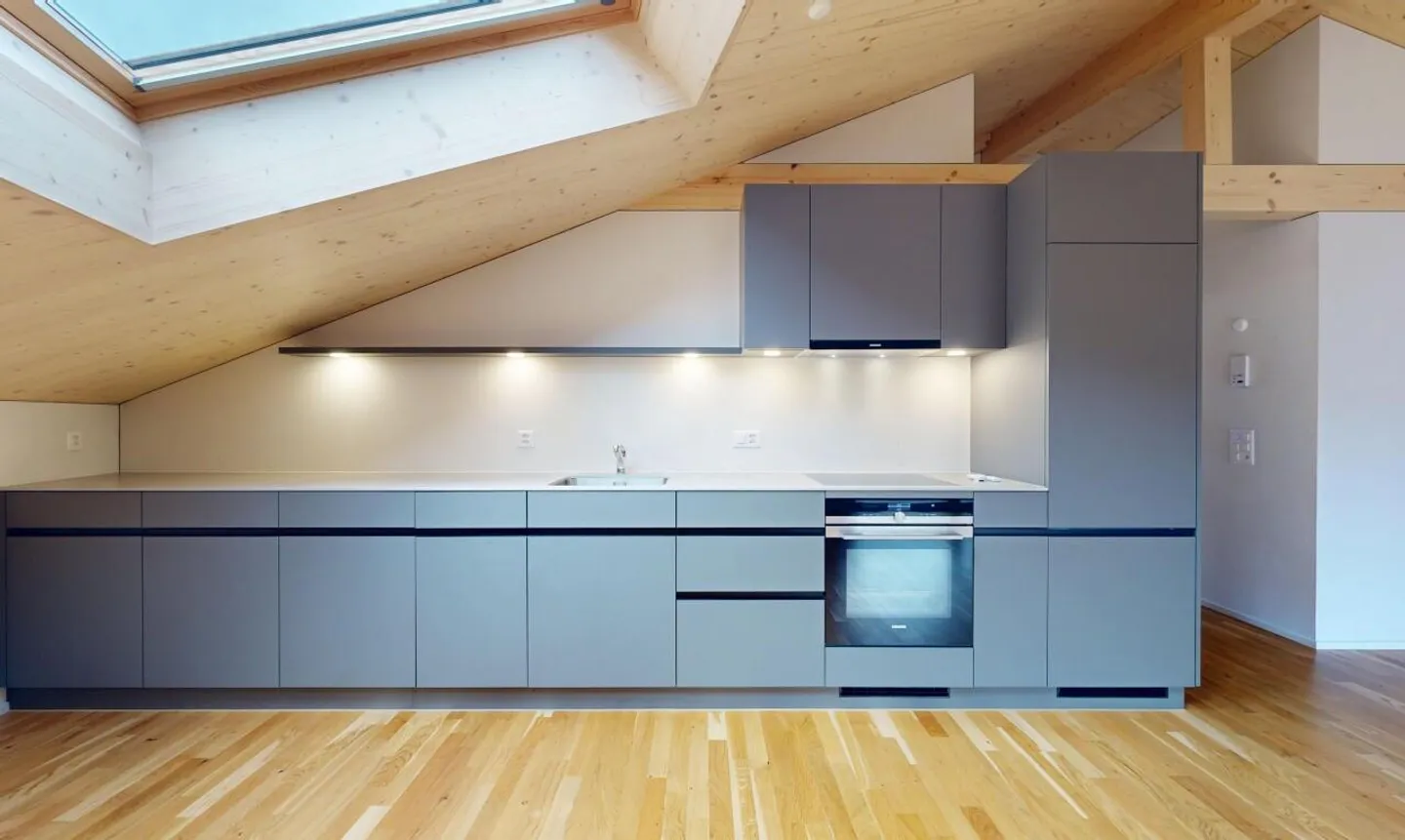 Appartement en attique 2,5 pièces avec vue dégagée à Spiringen - Photo 1 sur 11