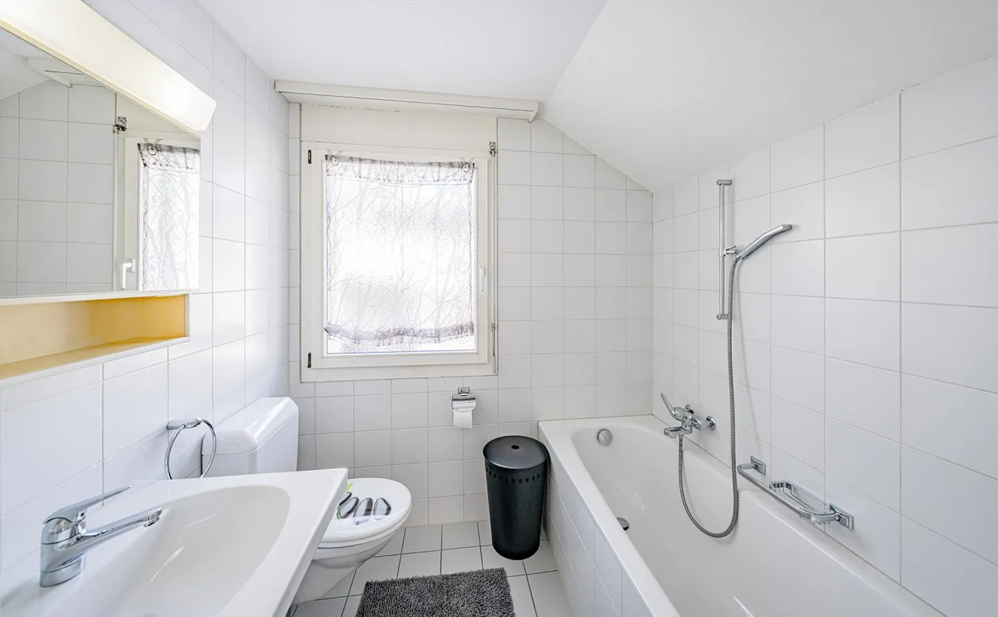 Vivere elegante ad Alpthal: Casa bifamiliare soleggiata di 5,5 stanze - Foto 7 di 8