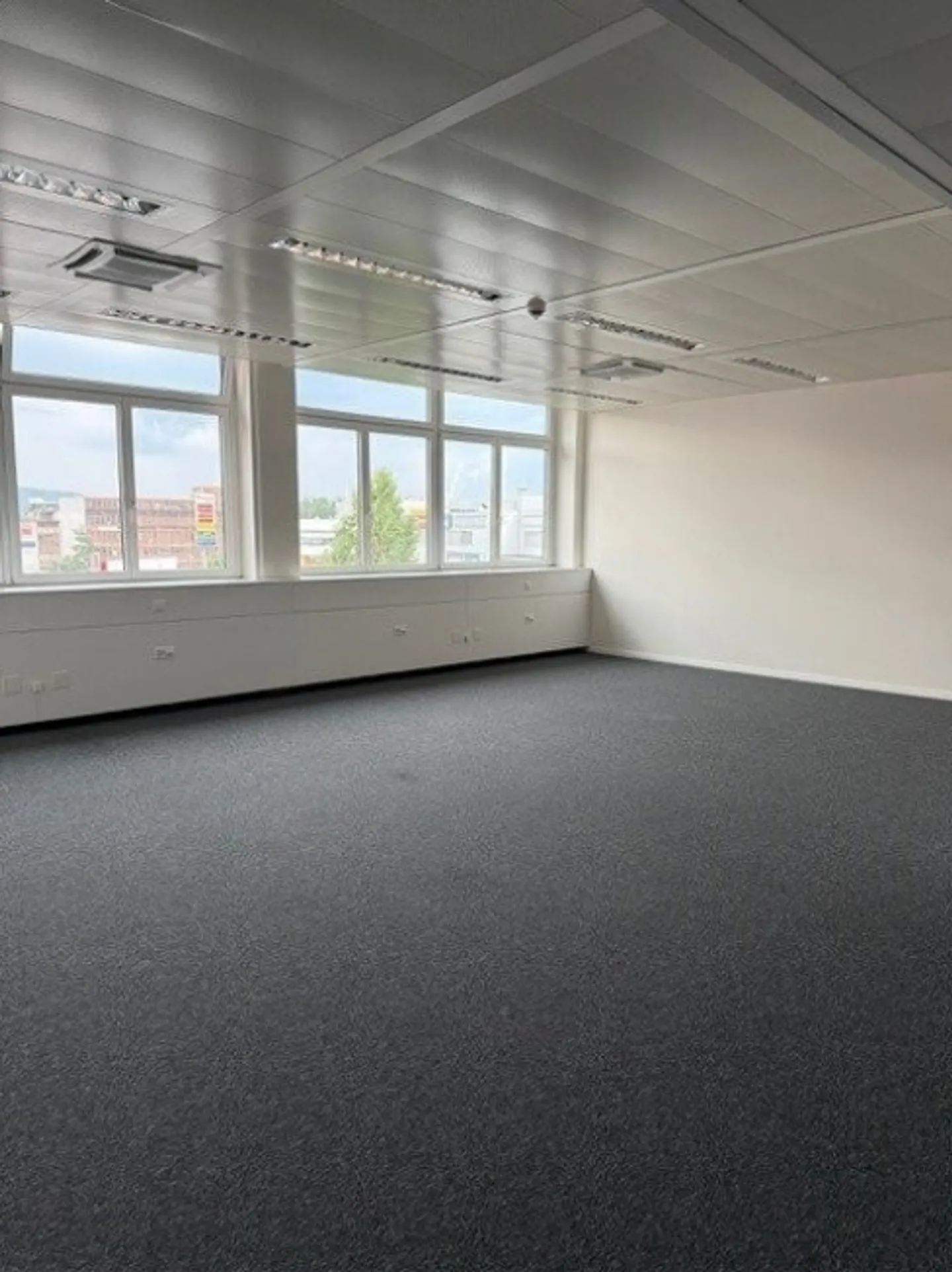 Office space in prime location for rent - Photo 1 of 7