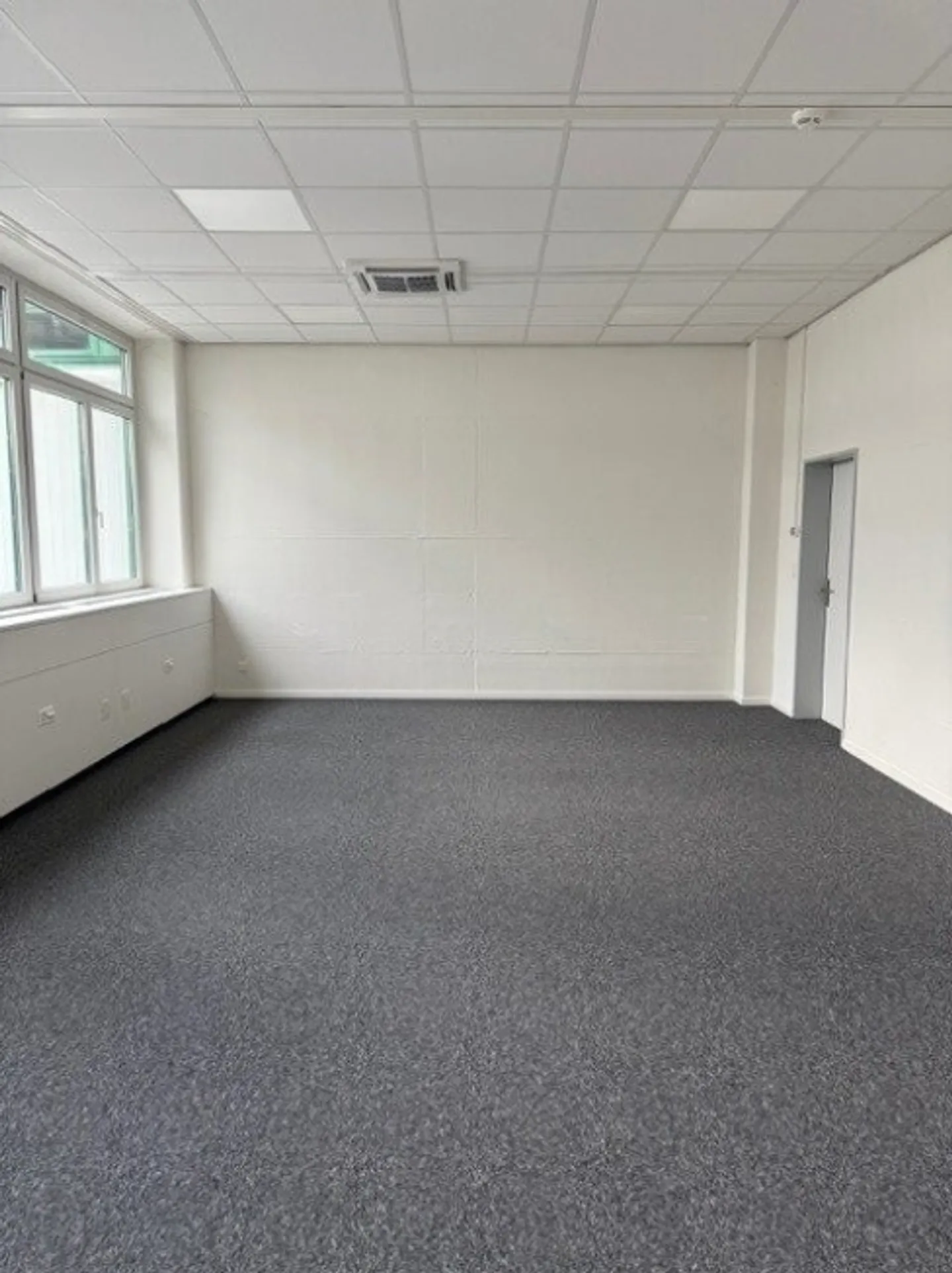 Office space in prime location for rent - Photo 5 of 7