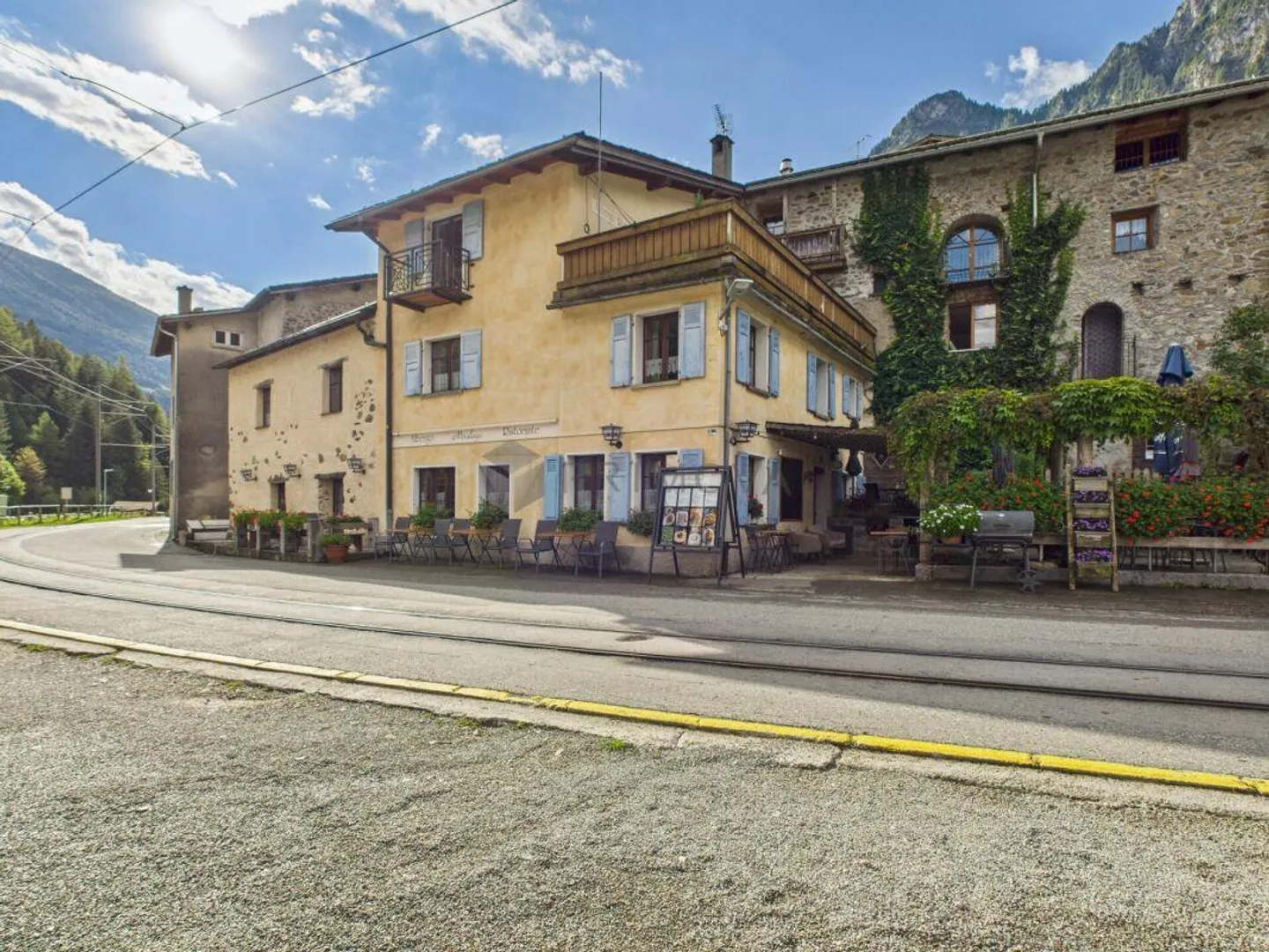 Hotel & Restaurant with Apartments in Miralago - Photo 1 of 19