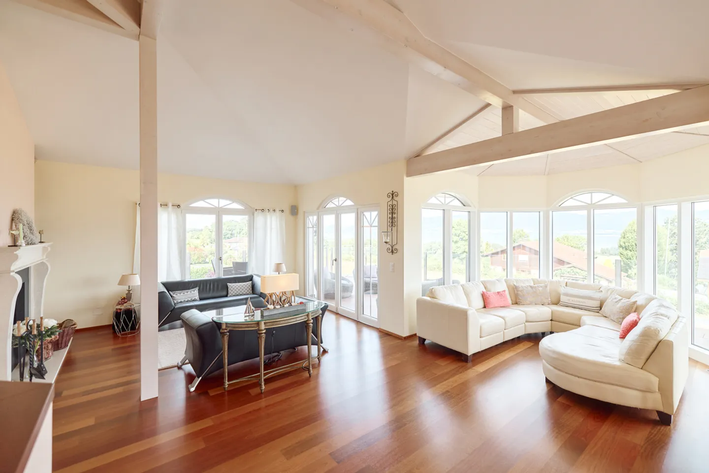SENSO DI VACANZA: VILLA CON VISTA SUL LAGO DI NEUCHÂTEL - Foto 2 di 16