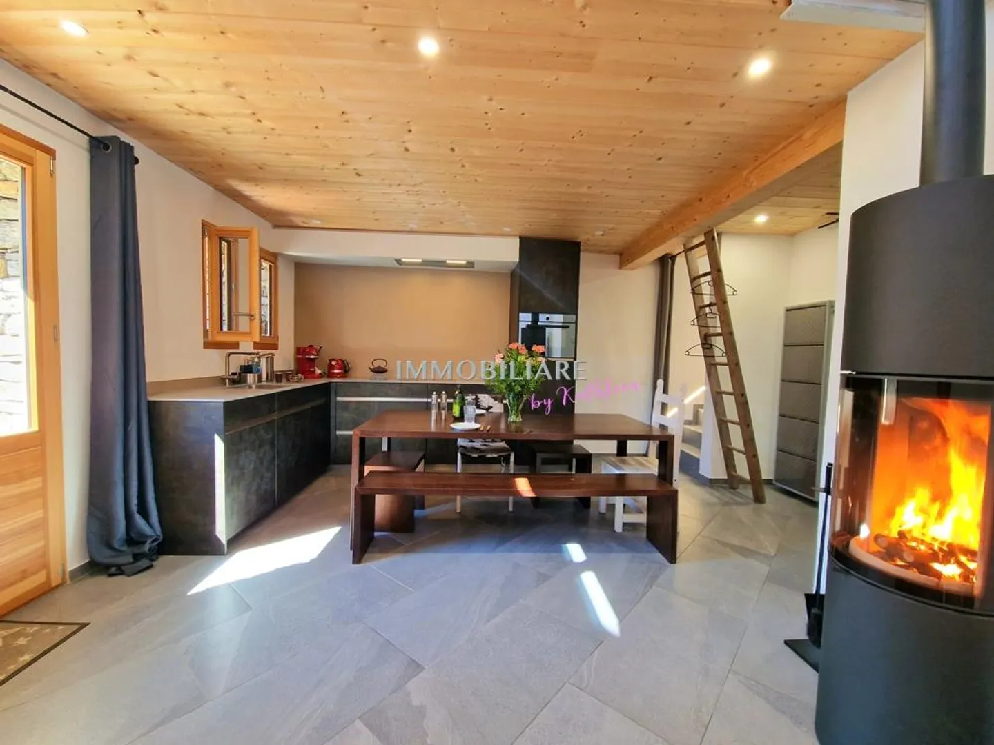 Rustique Élégant en Style Loft, avec Bâtiment Annexe, Village Montagnard à 1 100 m, Transports Publics - Photo 3 sur 24