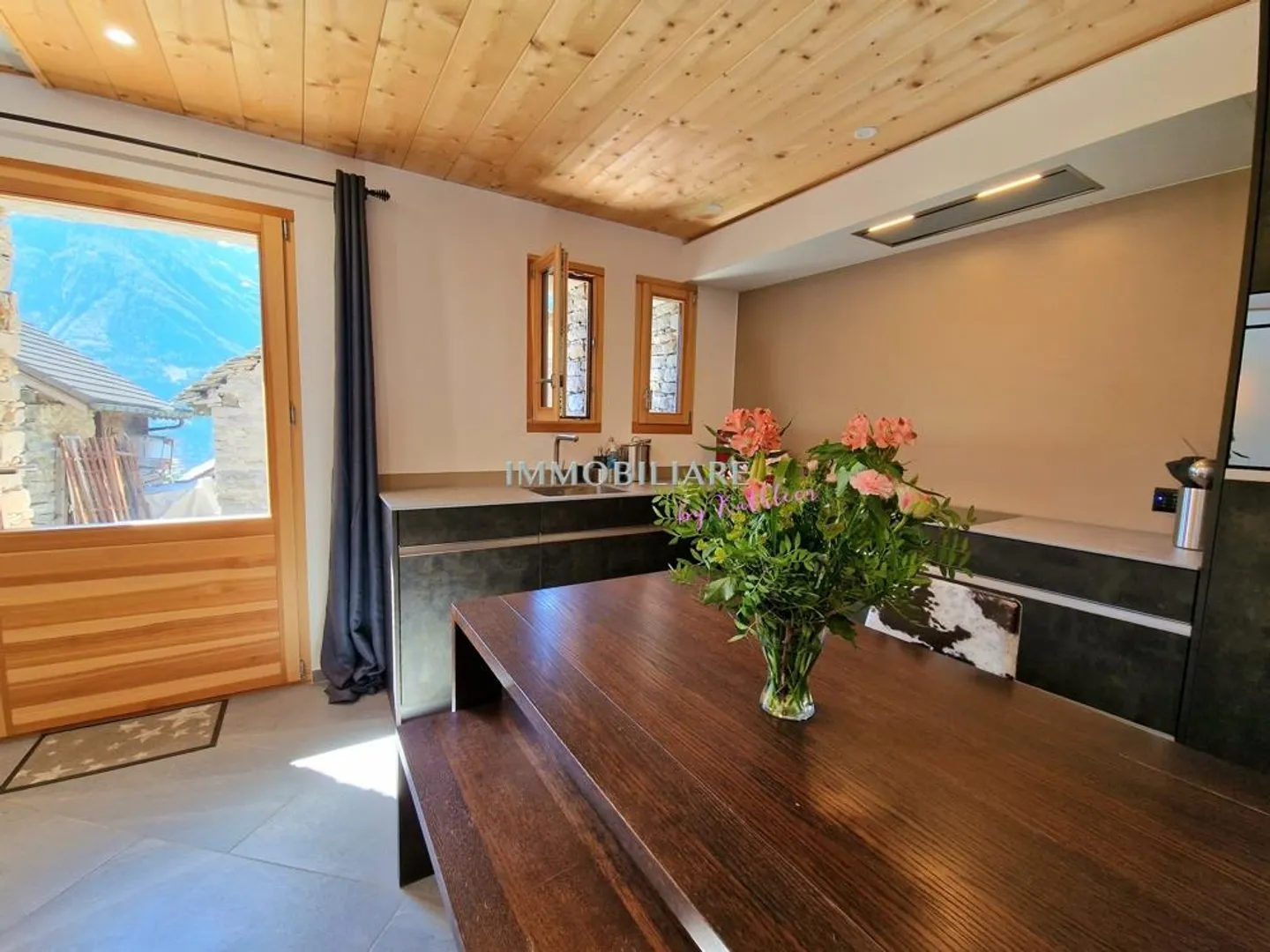 Rustique Élégant en Style Loft, avec Bâtiment Annexe, Village Montagnard à 1 100 m, Transports Publics - Photo 5 sur 24