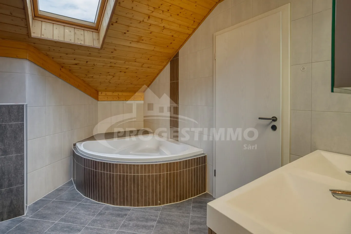 Spacious Family Villa - Photo 9 of 13