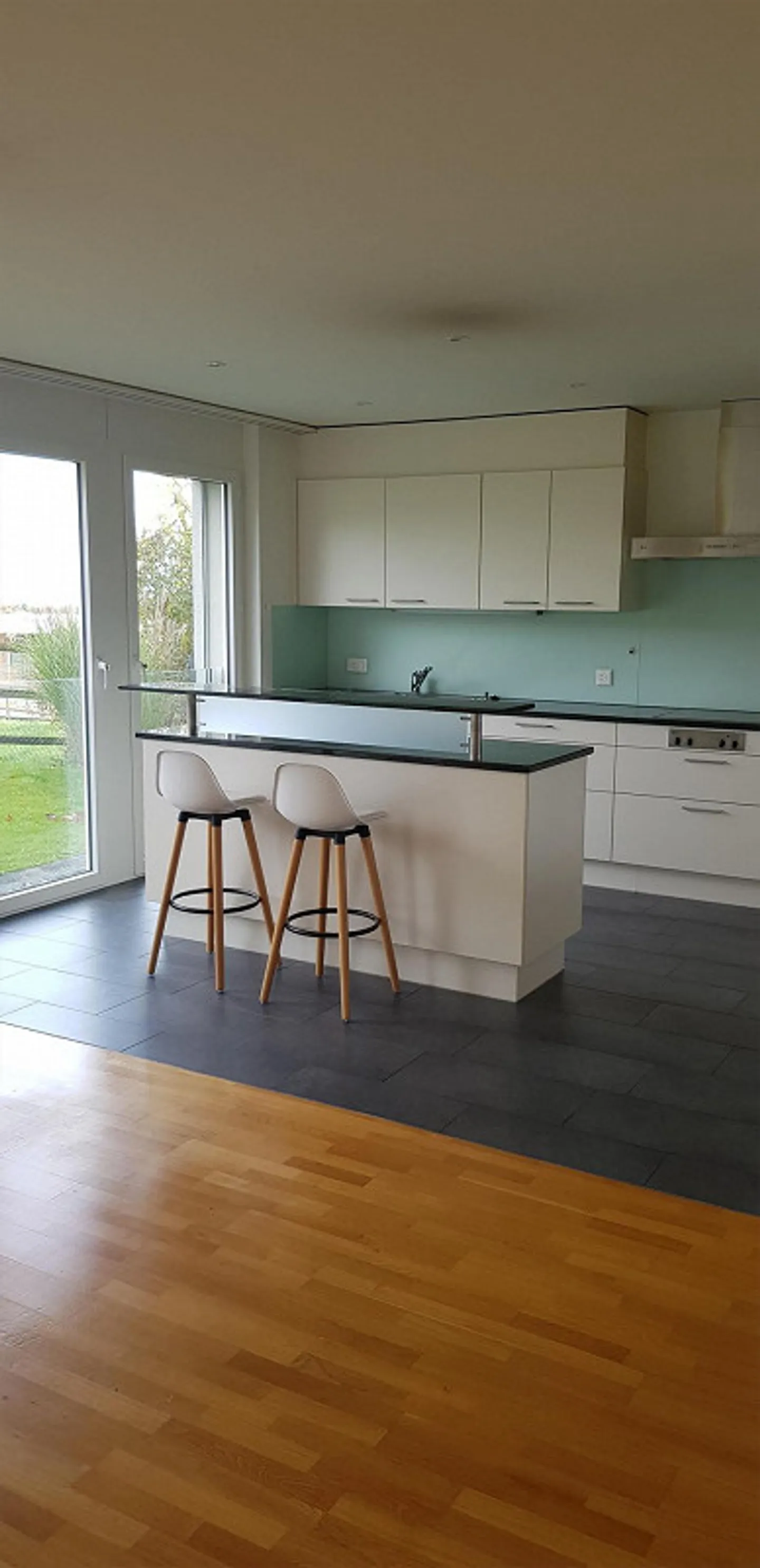 In the village center, renovated 3.5 room apartment on the ground floor - Photo 2 of 9