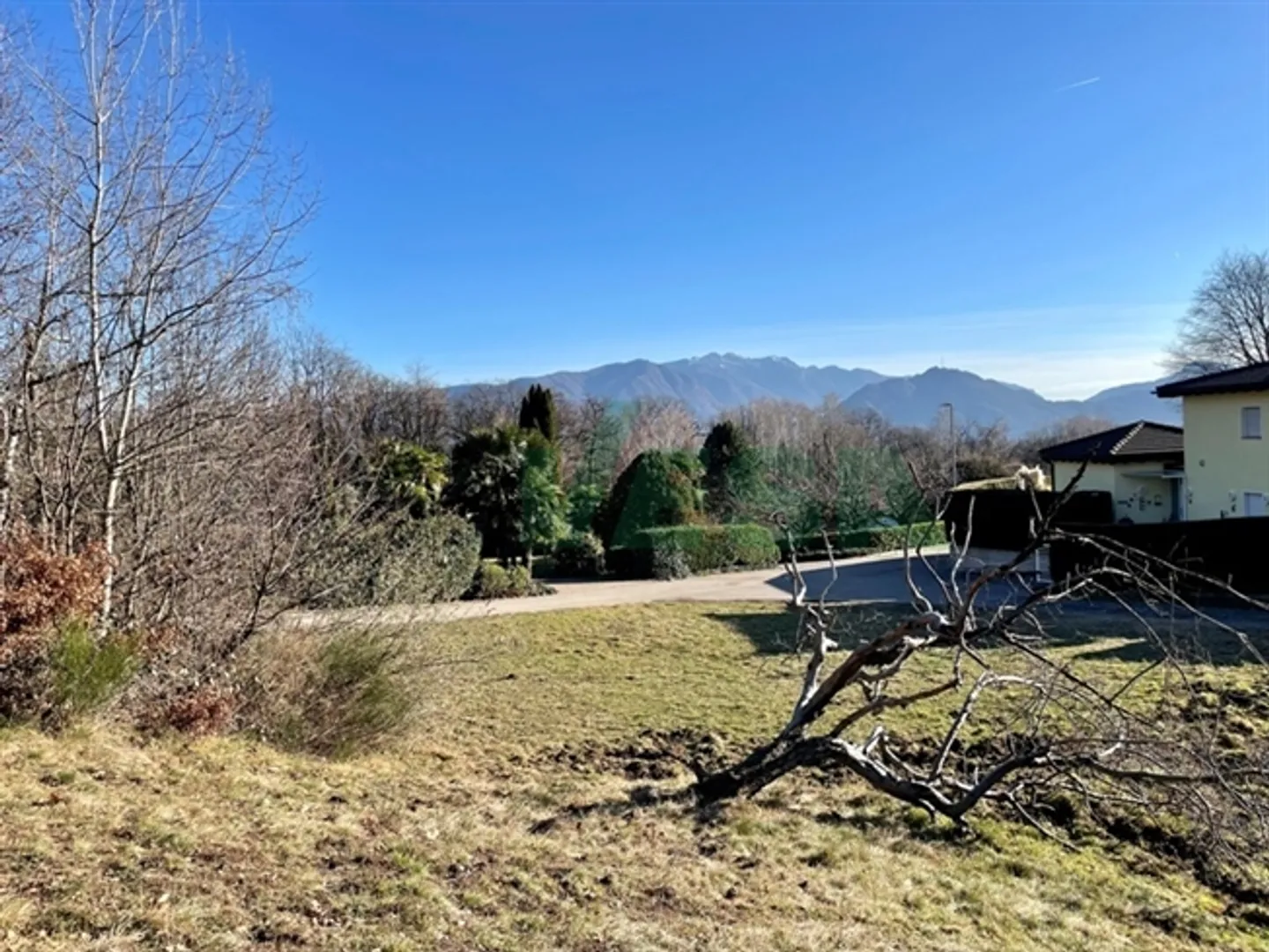 Bellissimo terreno edificabile pianeggiante in una posizione tranquilla nel verde - Foto 2 di 5