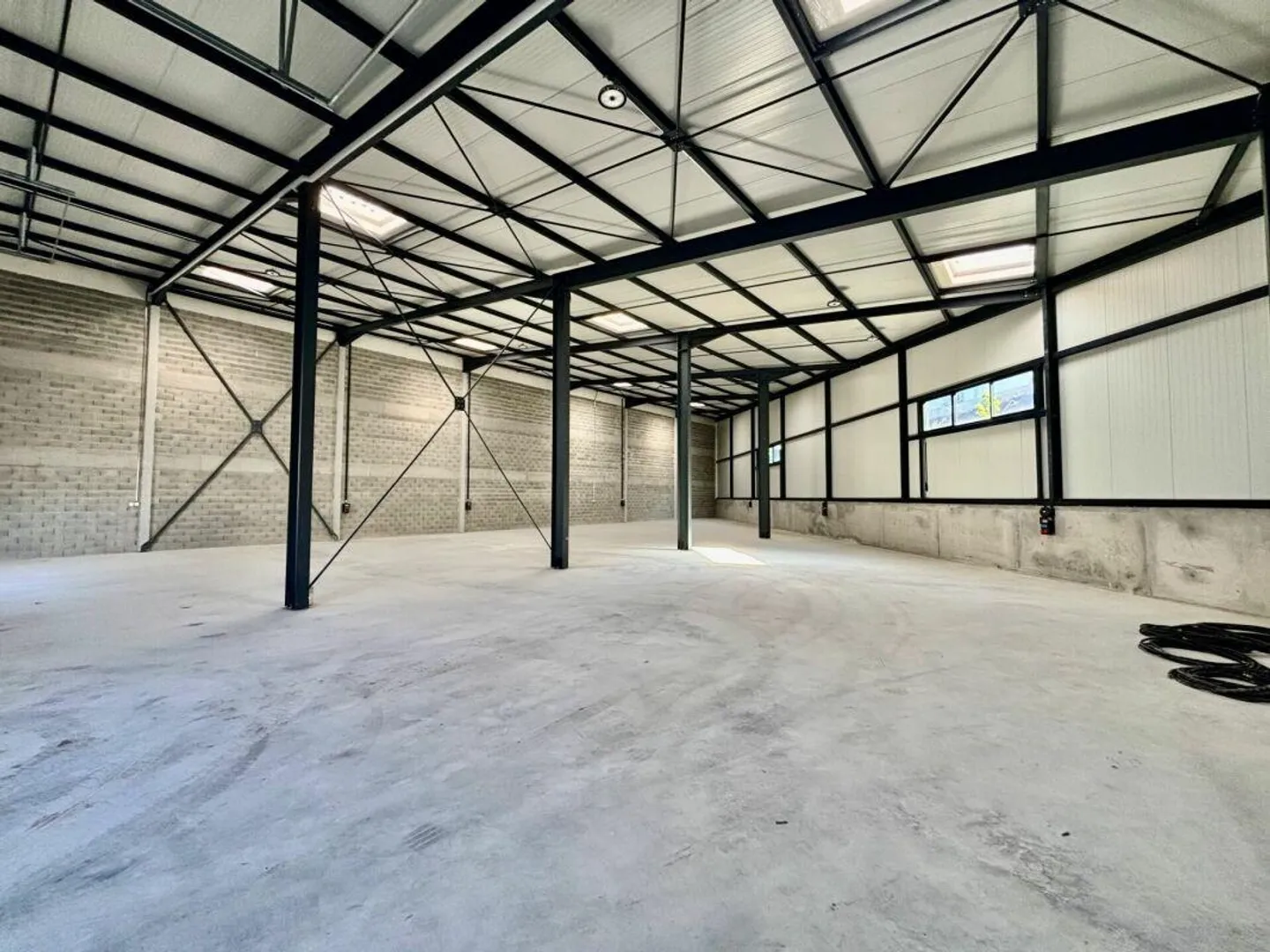 Moudon hall with good height for rent - Photo 4 of 5