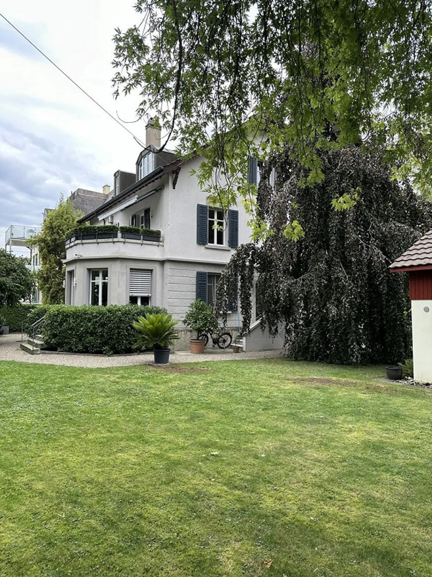 Casa unifamiliare con giardino variegato - Foto 2 di 29
