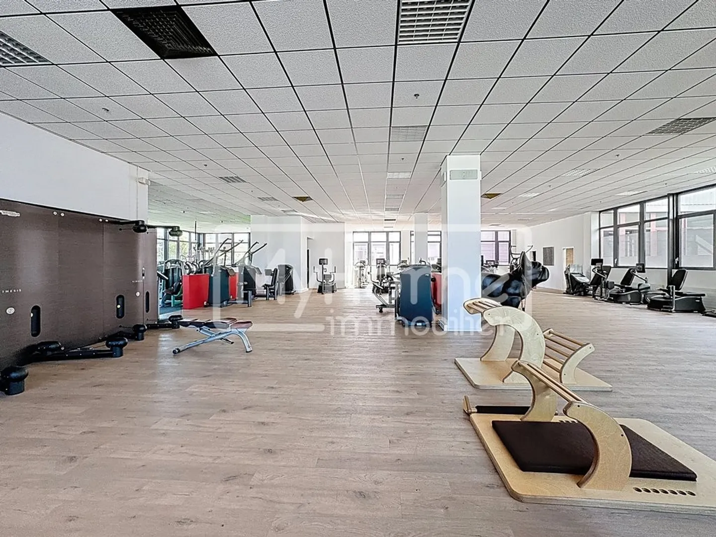 Sala fitness di 967 m2 a Lonay completamente attrezzata in affitto - Foto 2 di 12