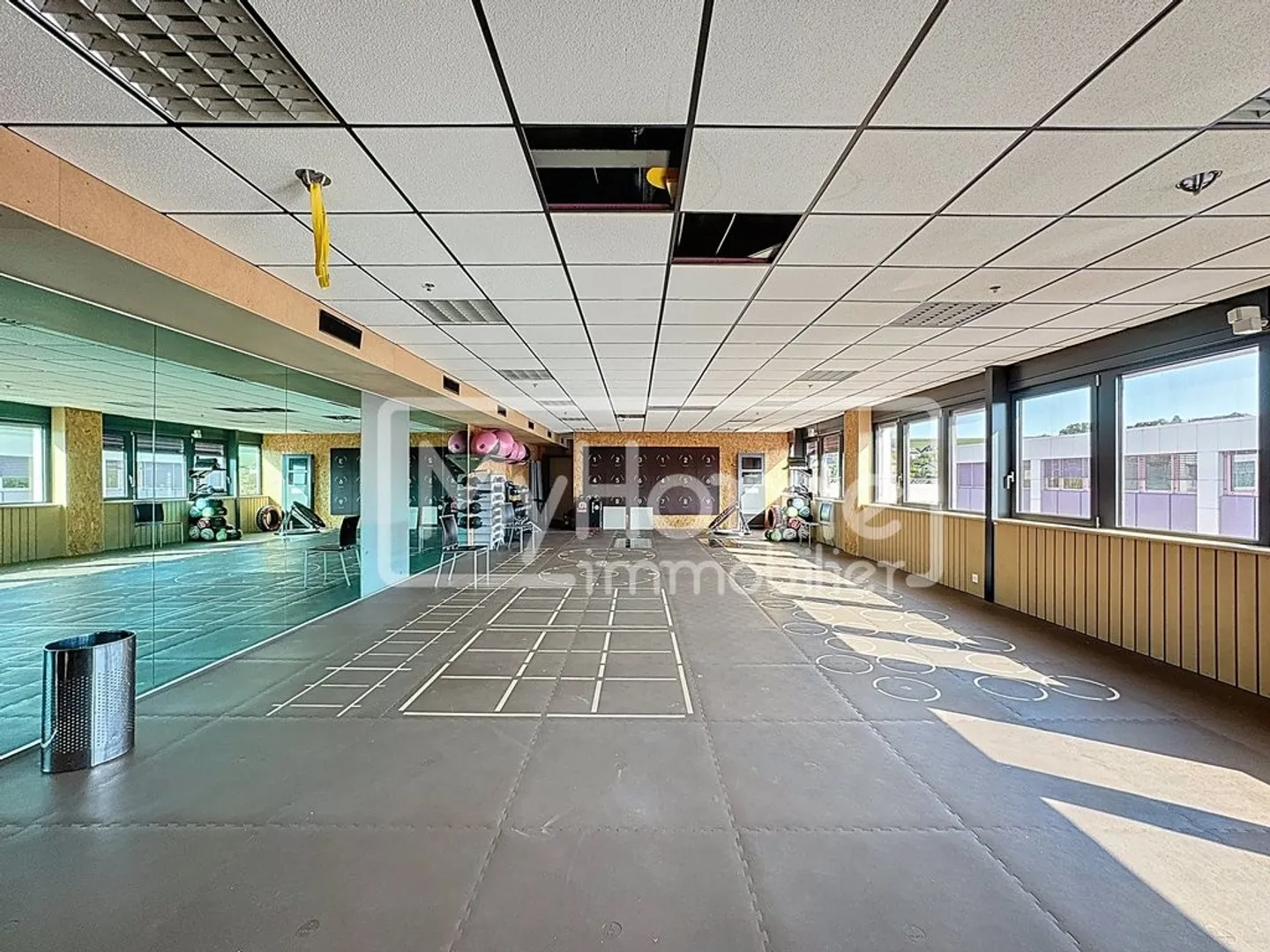 Sala fitness di 967 m2 a Lonay completamente attrezzata in affitto - Foto 8 di 12