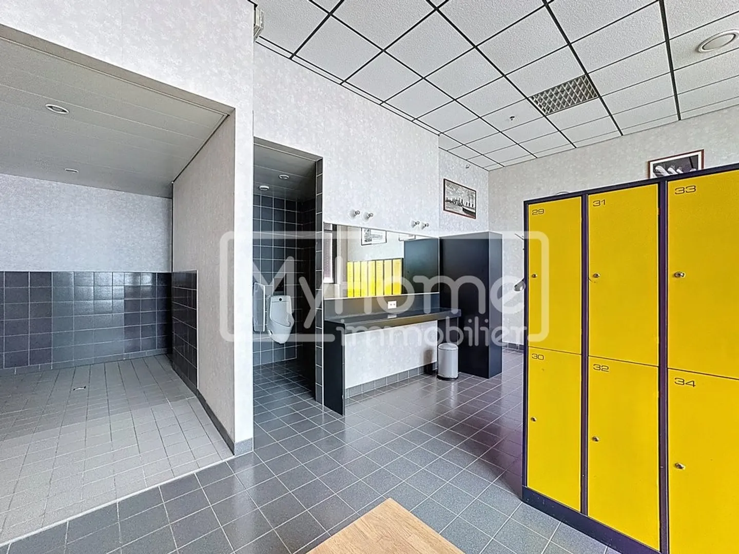 Sala fitness di 967 m2 a Lonay completamente attrezzata in affitto - Foto 11 di 12